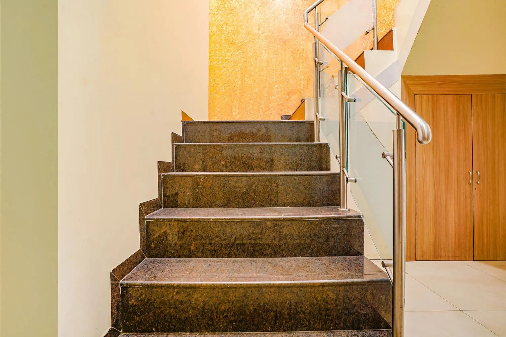 Lobby or reception in FabExpress Prakash Inn - Nr Mumbai International Airport