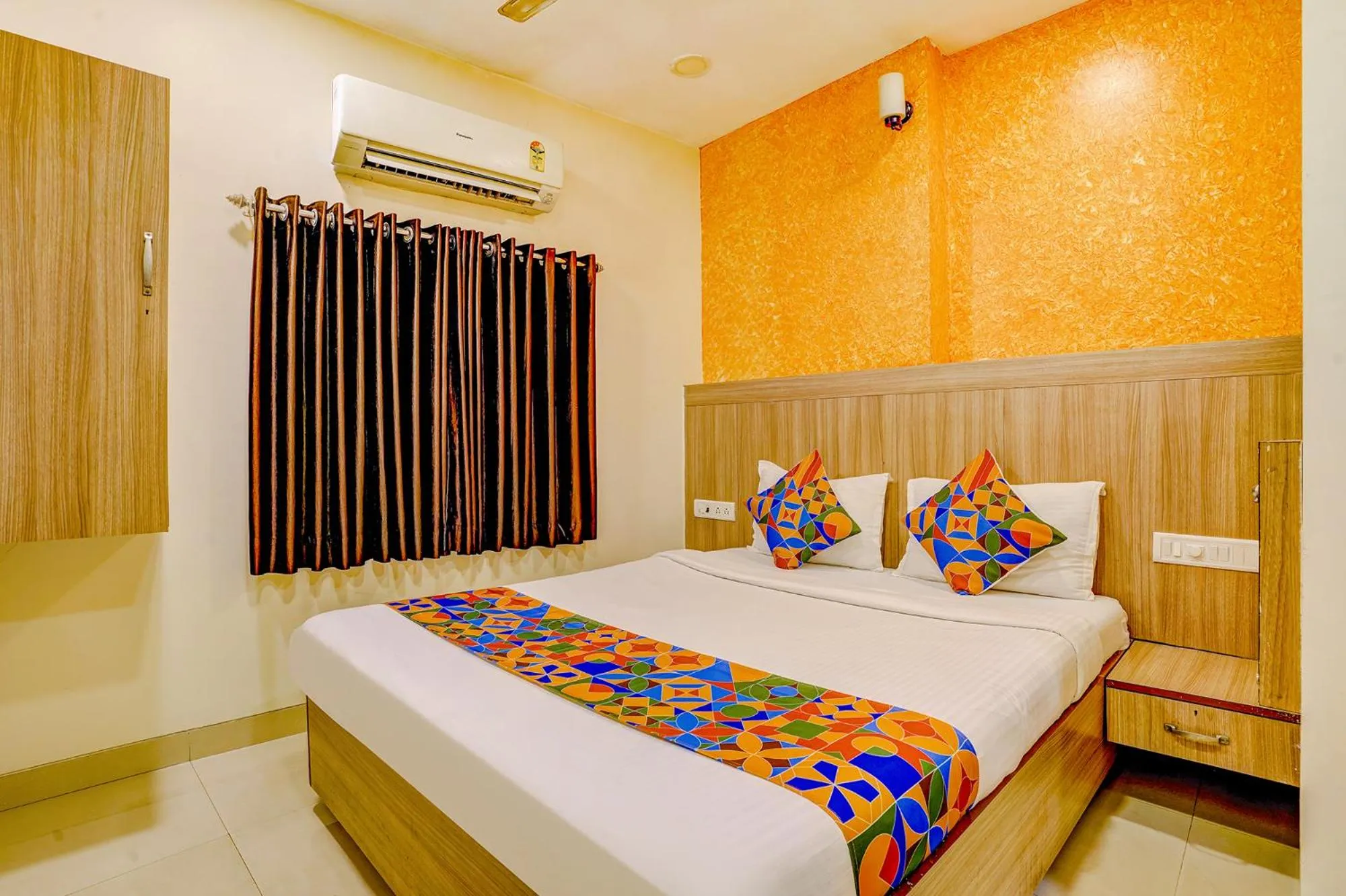 Bed in FabExpress Prakash Inn - Nr Mumbai International Airport