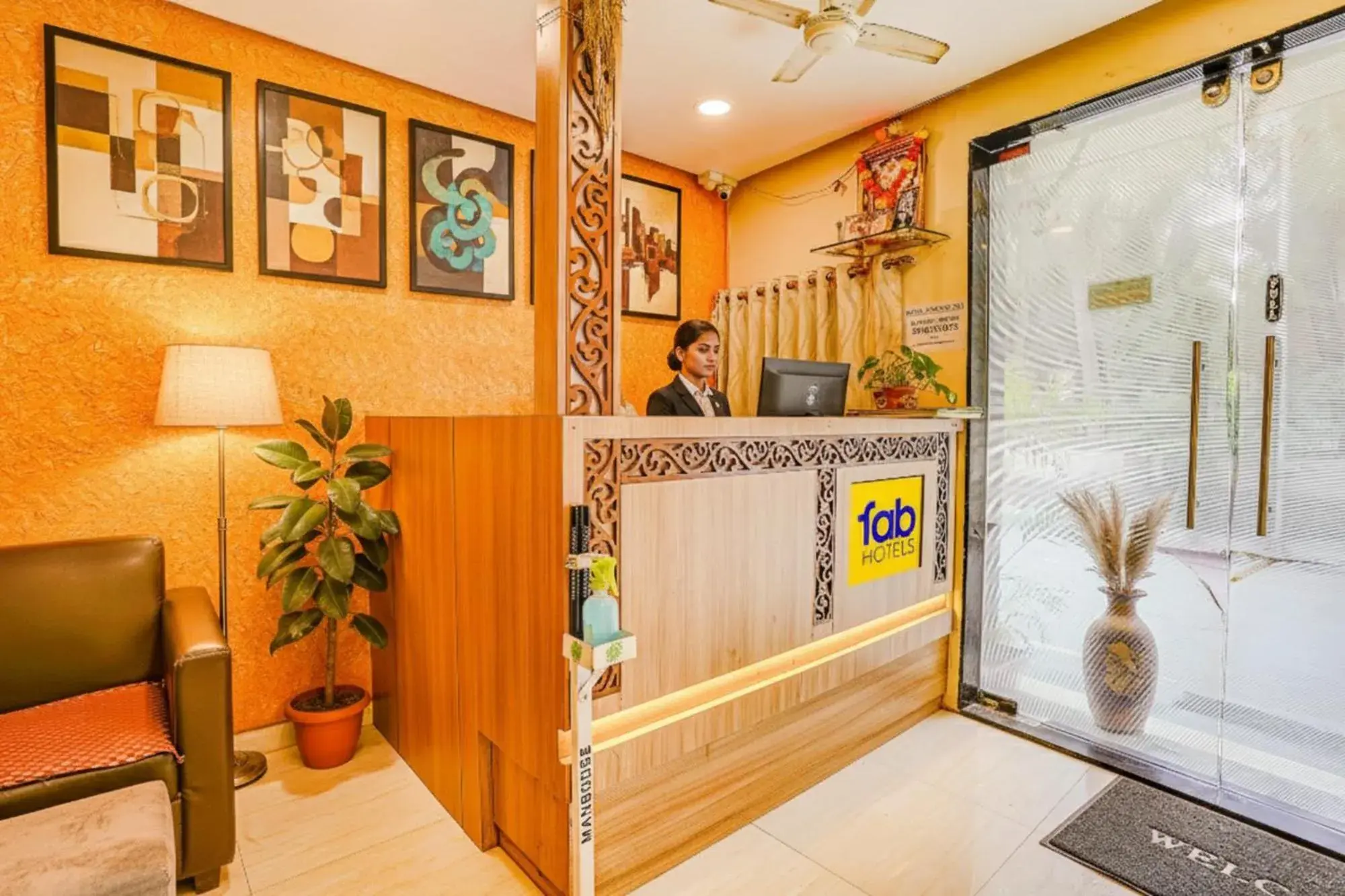 Lobby or reception in FabExpress Prakash Inn - Nr Mumbai International Airport Lobby or reception in FabExpress Prakash Inn - Nr Mumbai International Airport