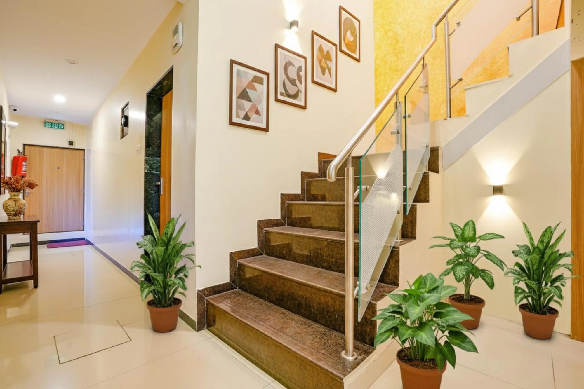 Lobby or reception in FabExpress Prakash Inn - Nr Mumbai International Airport