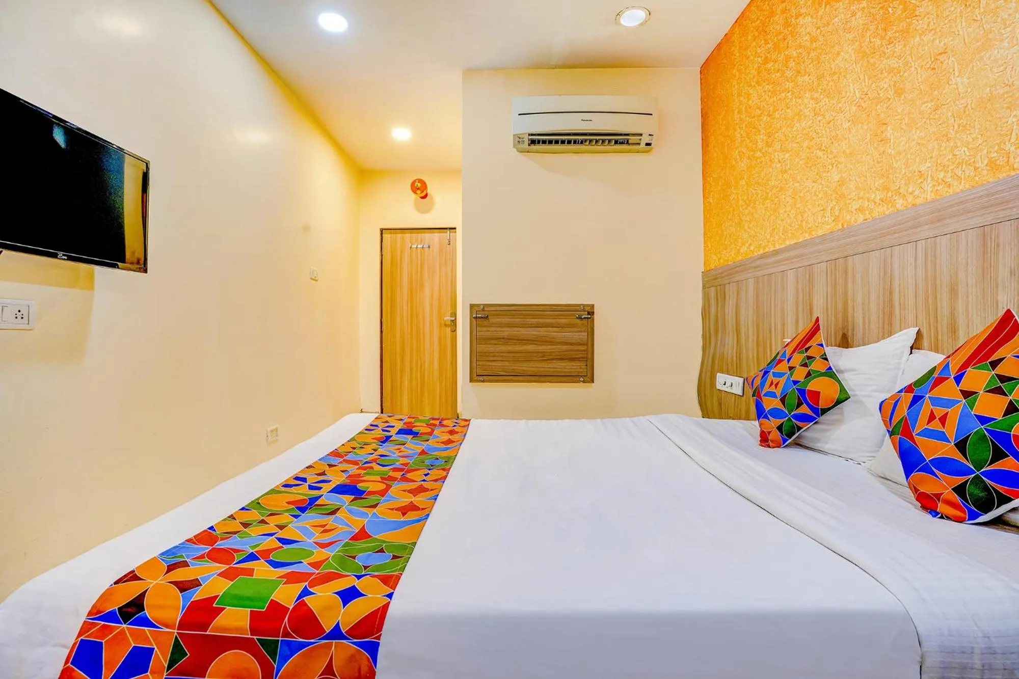 Bed in FabExpress Prakash Inn - Nr Mumbai International Airport