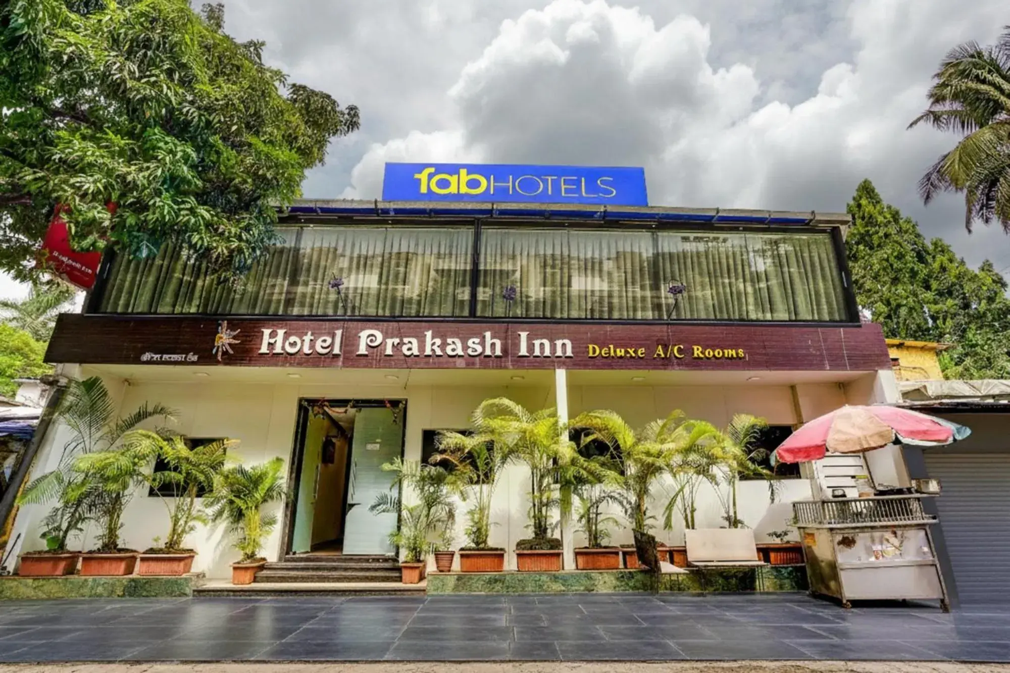 Property building in FabExpress Prakash Inn - Nr Mumbai International Airport Property building in FabExpress Prakash Inn - Nr Mumbai International Airport