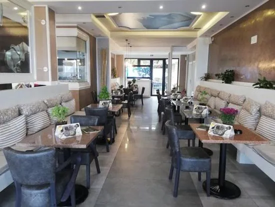 Restaurant/places to eat in AMINA APARTMENTS