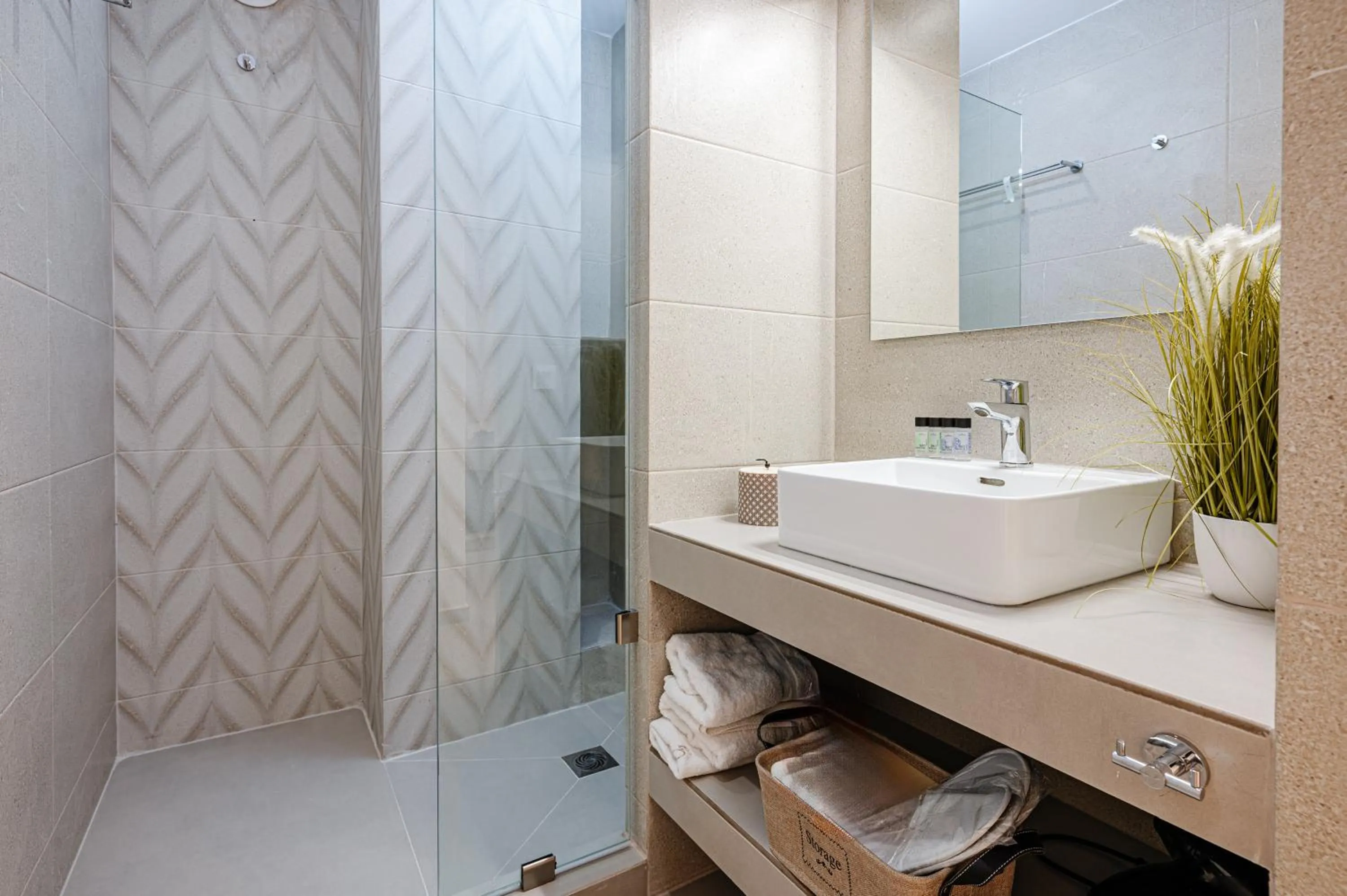 Shower in AMINA APARTMENTS