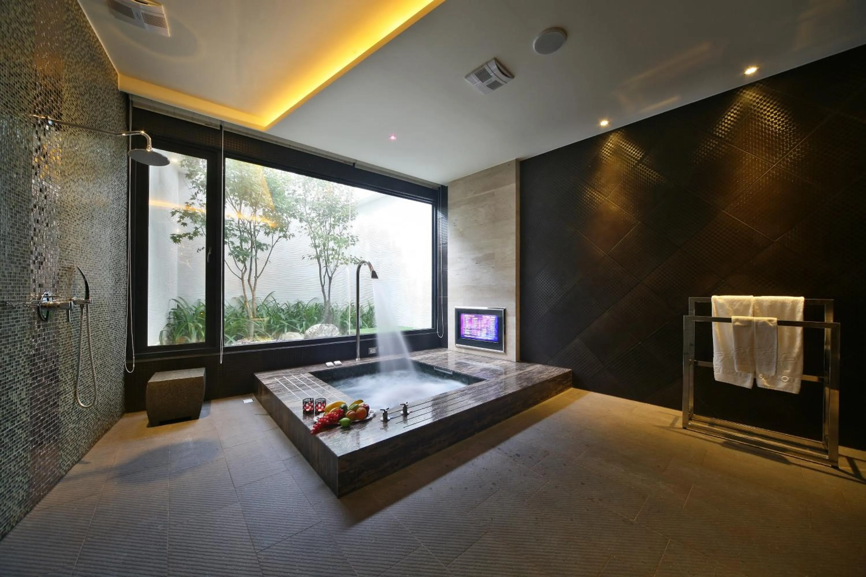 towels, Bed in Han Guan Motel