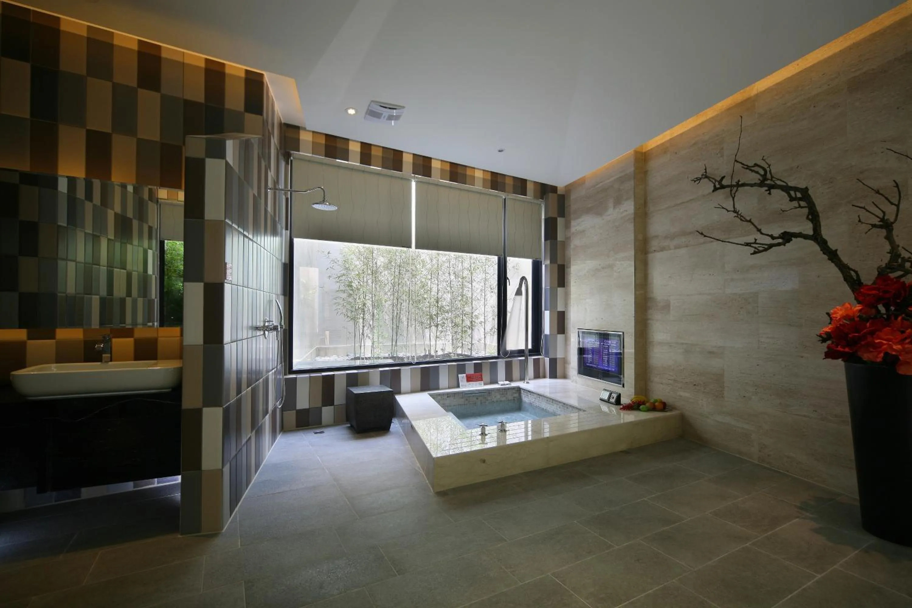 Bathroom, Bed in Han Guan Motel