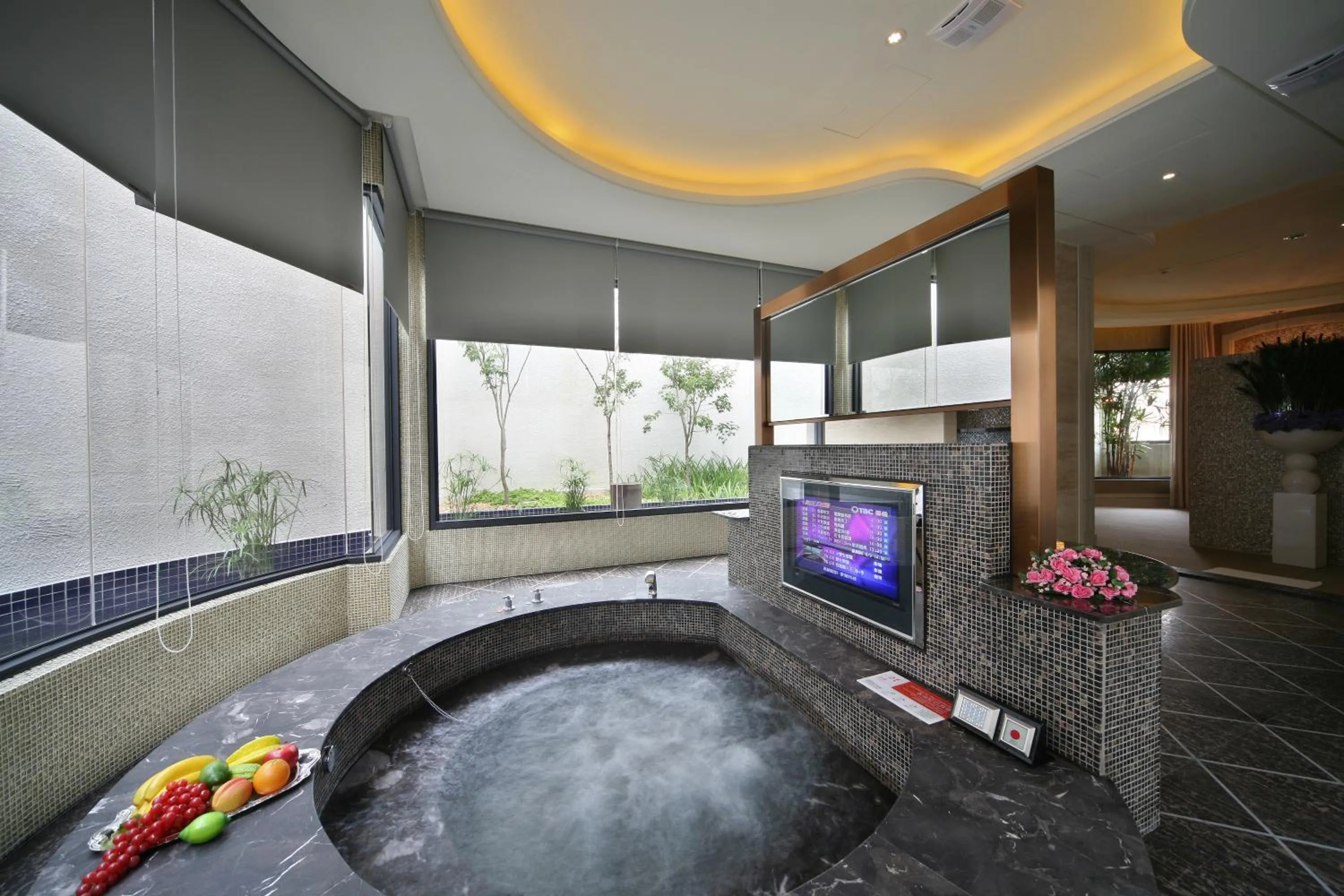 Hot Tub in Han Guan Motel