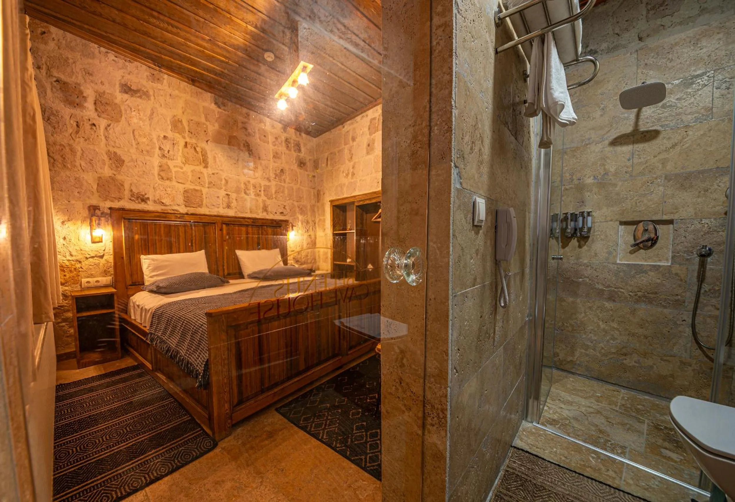 Shower, Bed in Belenus Cave House