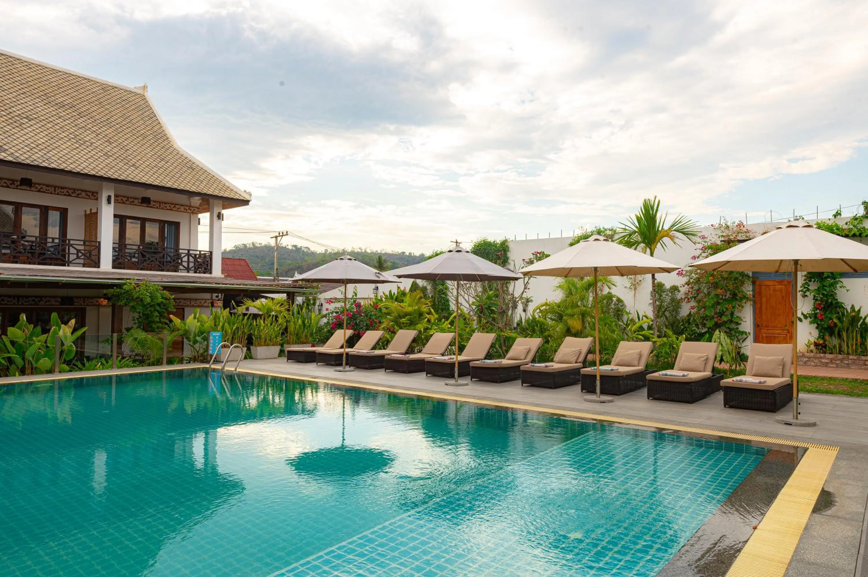 Swimming pool in Madilao Hotel