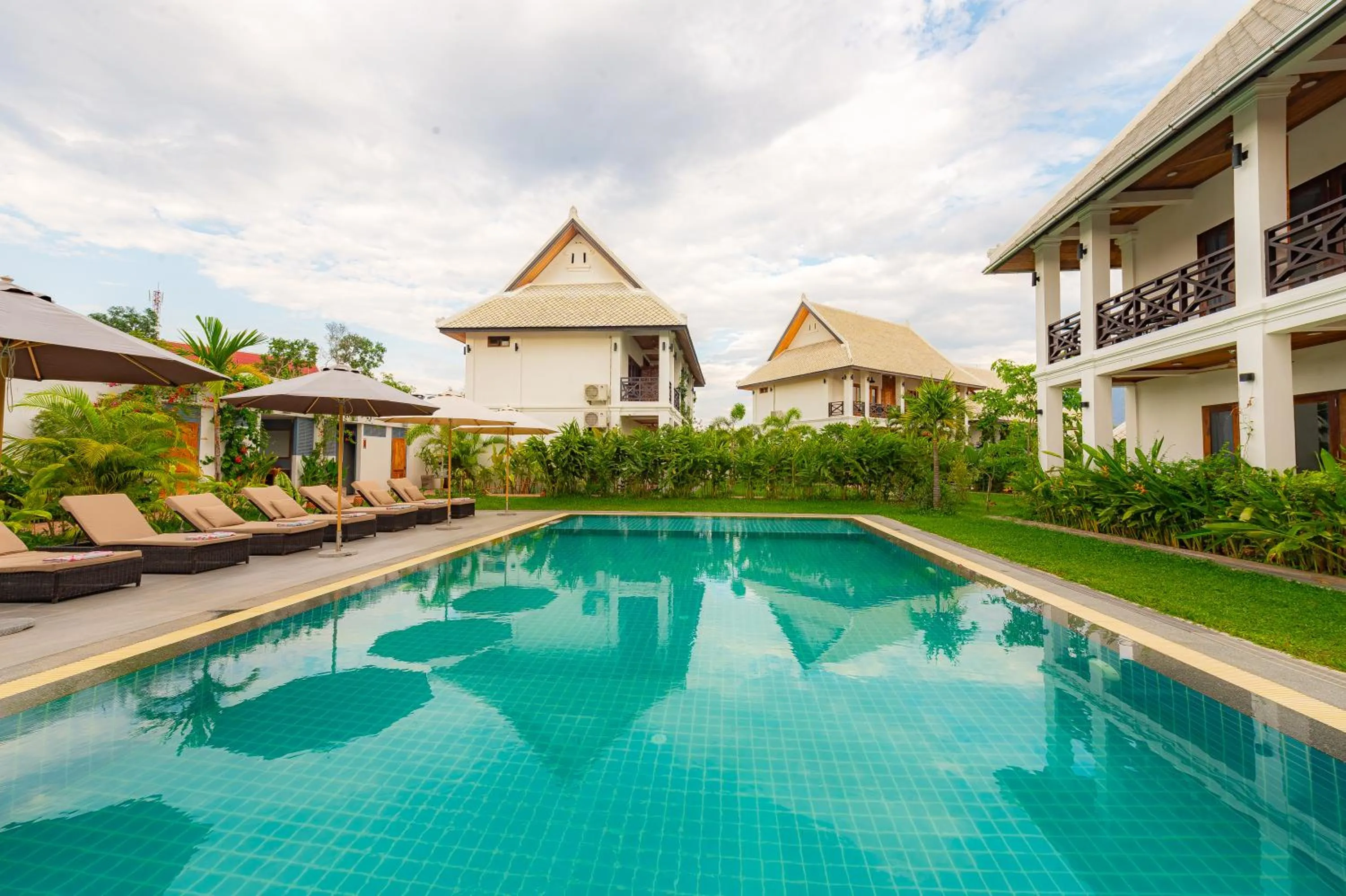 Swimming pool in Madilao Hotel