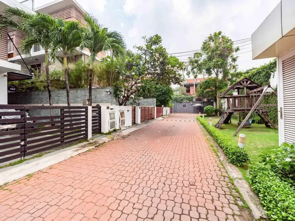 Property building in Glenwood Residences Property building in Glenwood Residences