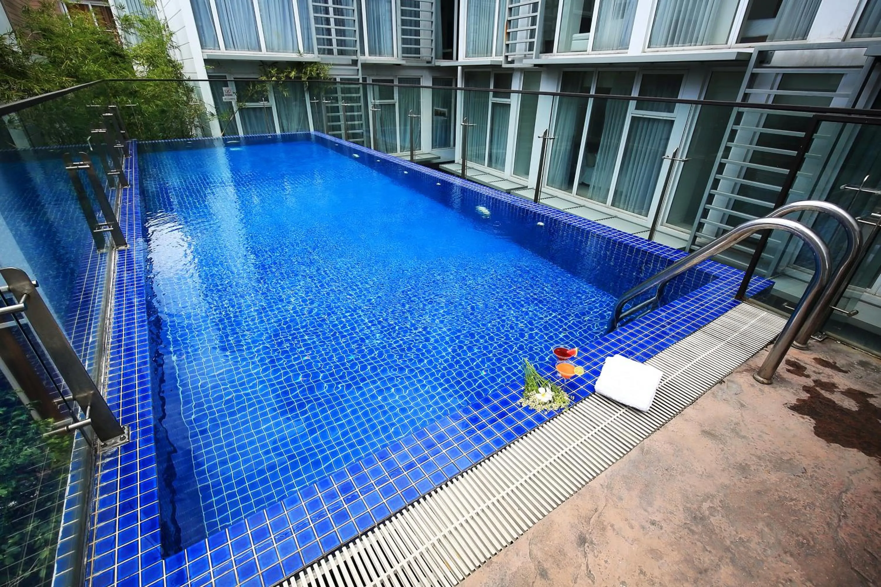 Swimming pool in Glenwood Residences