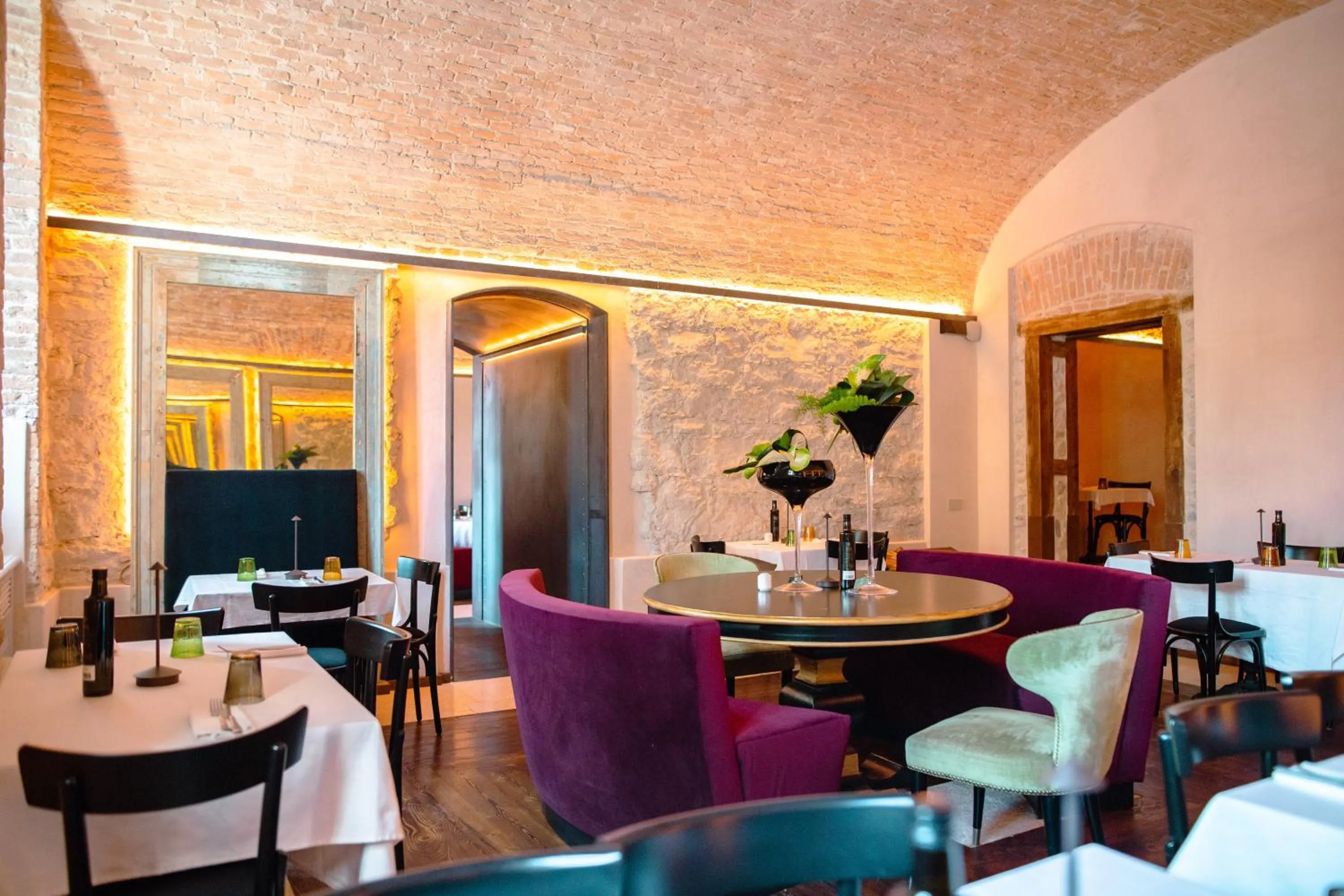 Restaurant/places to eat in Pavillon Suite
