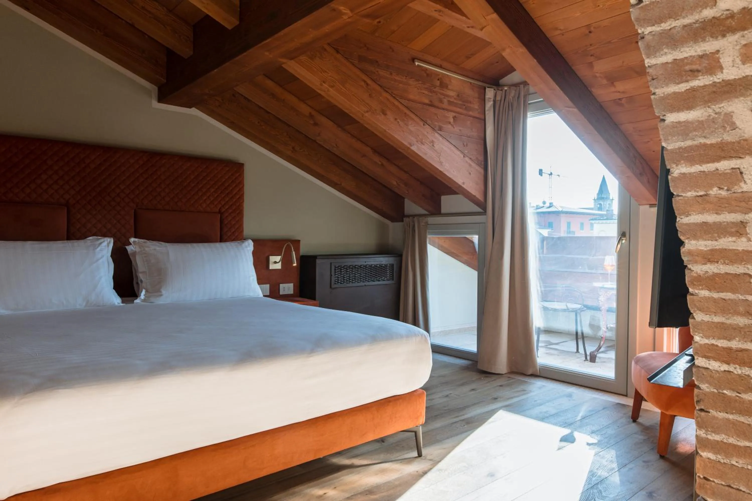Photo of the whole room, Bed in Pavillon Suite