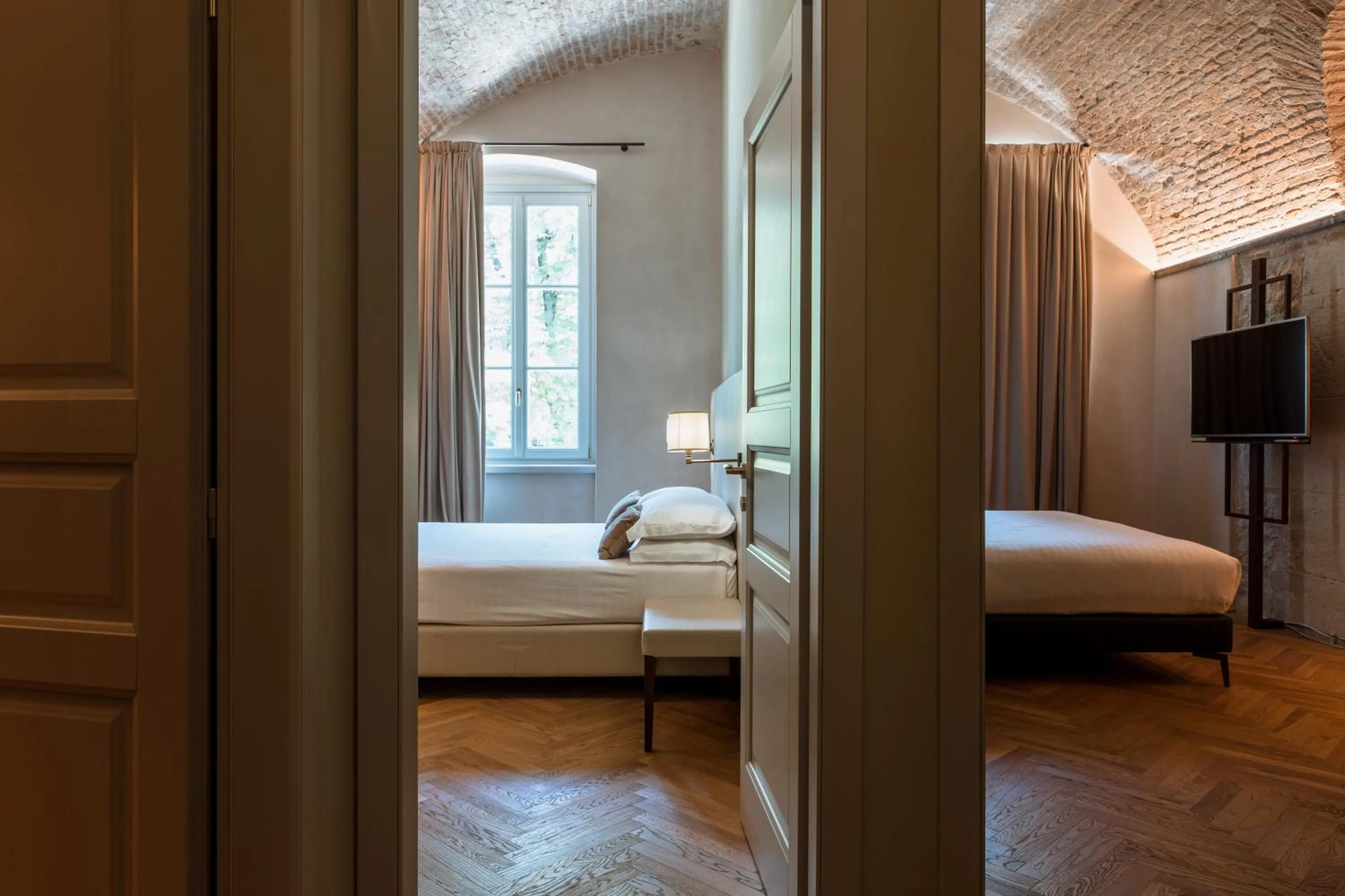 Photo of the whole room, Bed in Pavillon Suite