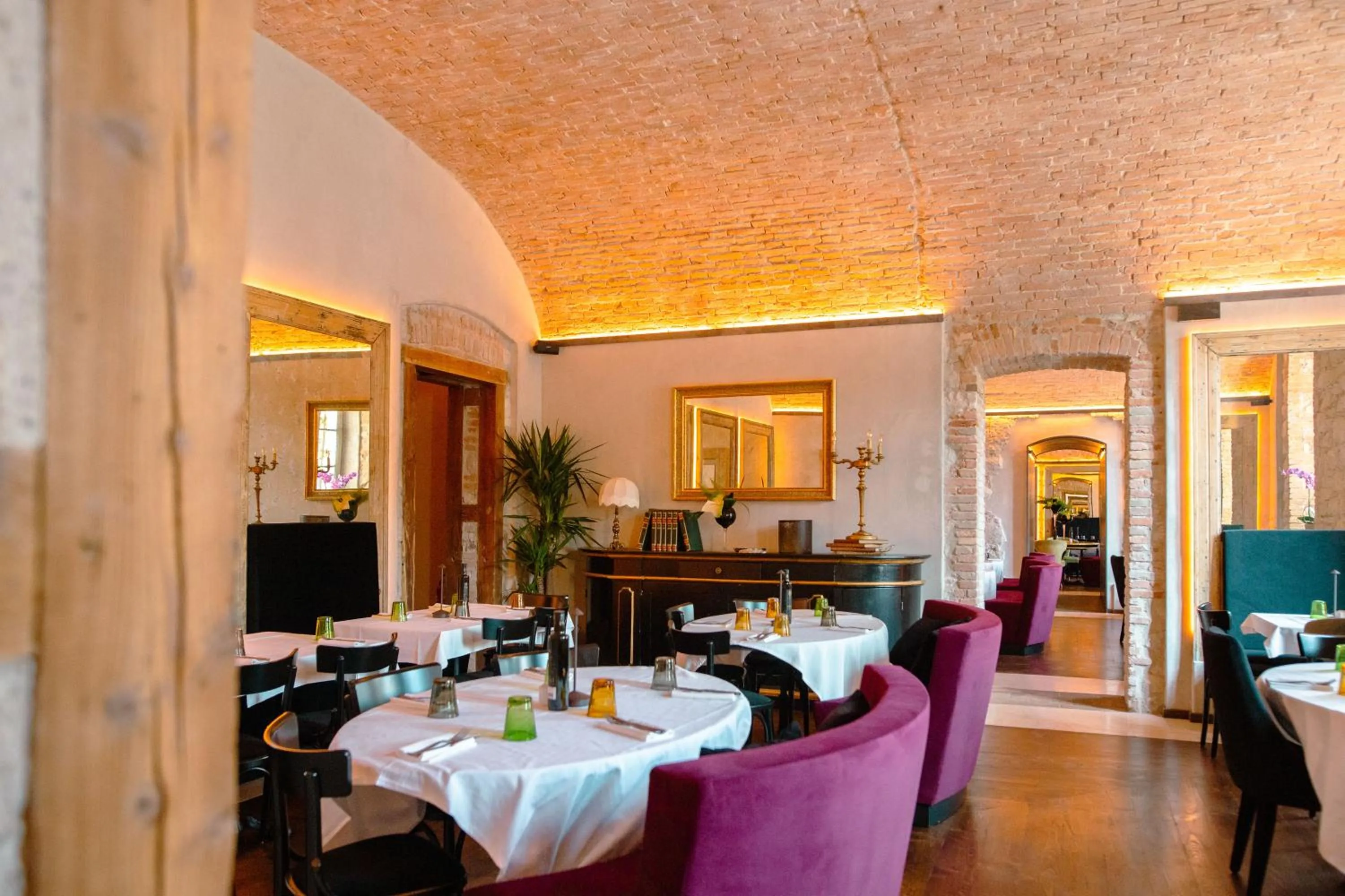 Restaurant/places to eat in Pavillon Suite