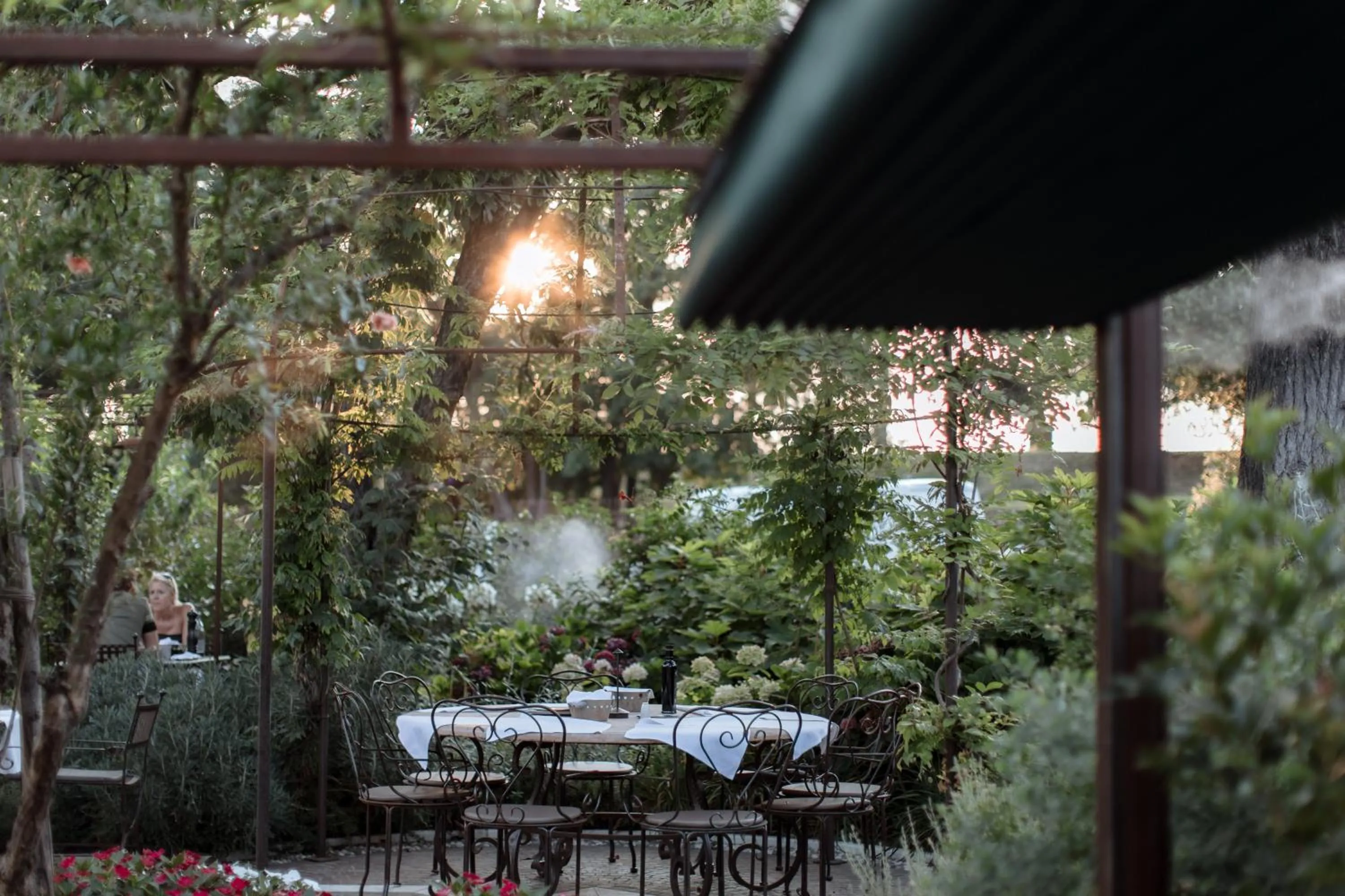 Restaurant/places to eat in Pavillon Suite