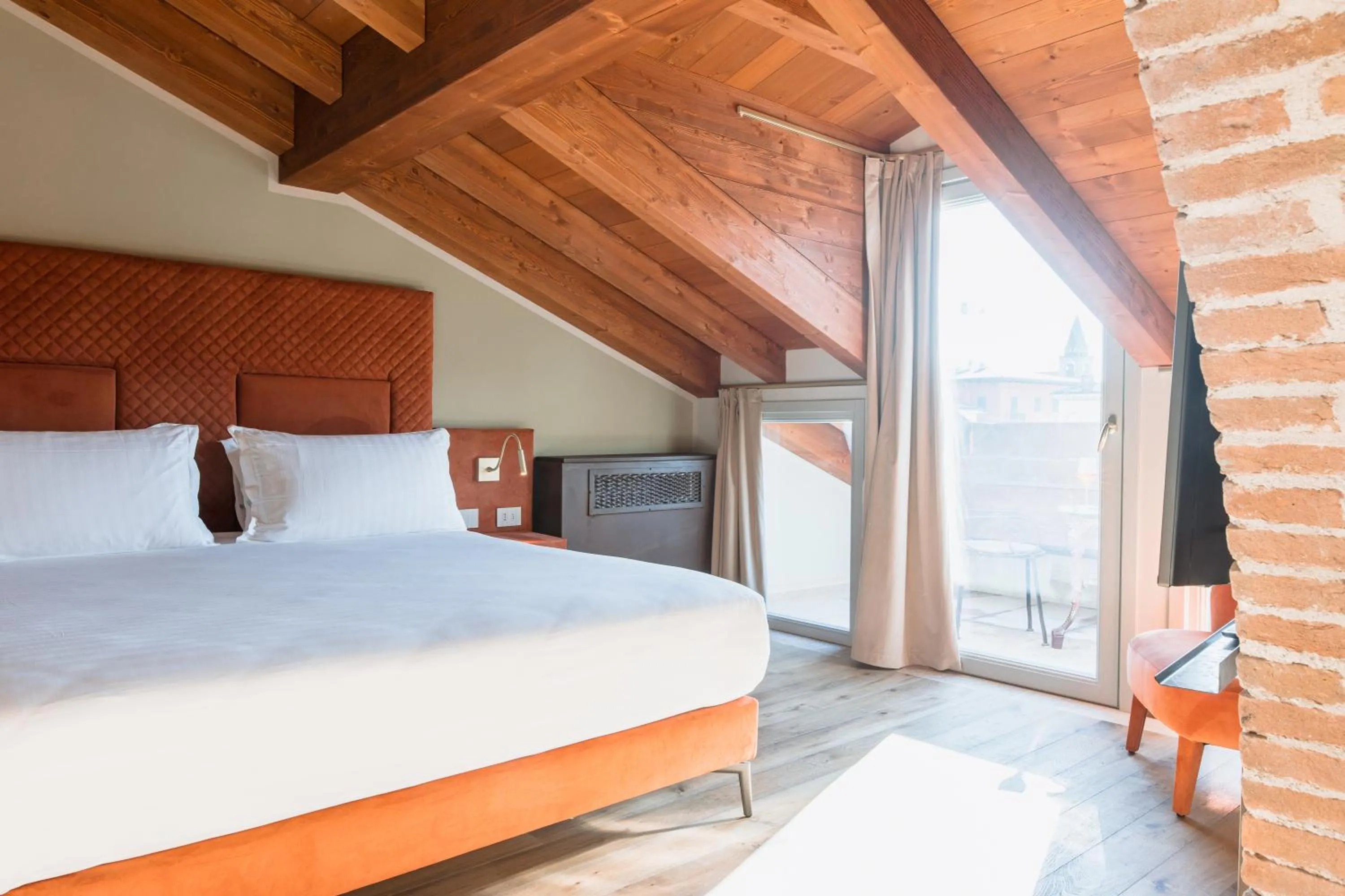 Photo of the whole room, Bed in Pavillon Suite