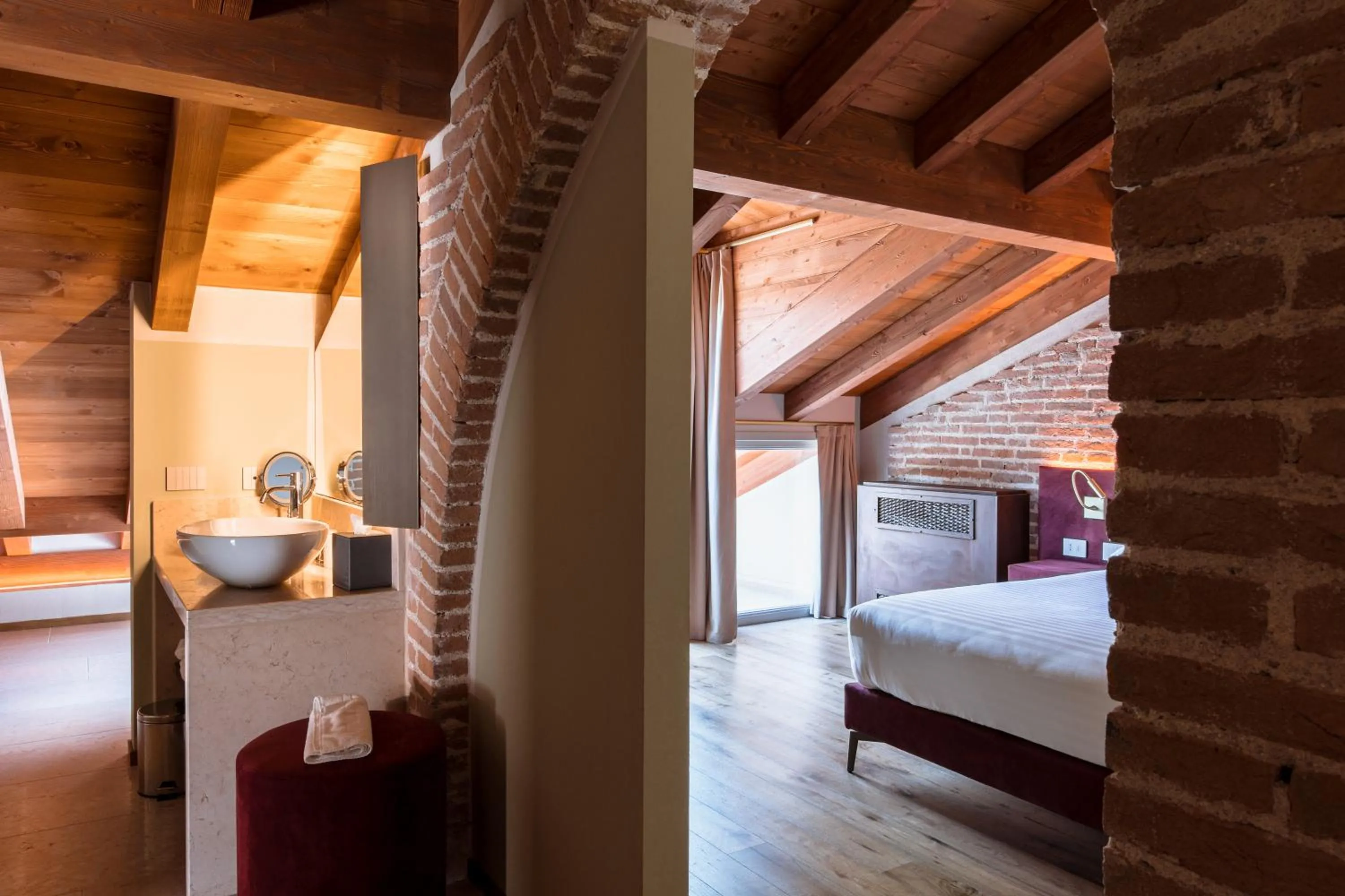Photo of the whole room, Bed in Pavillon Suite