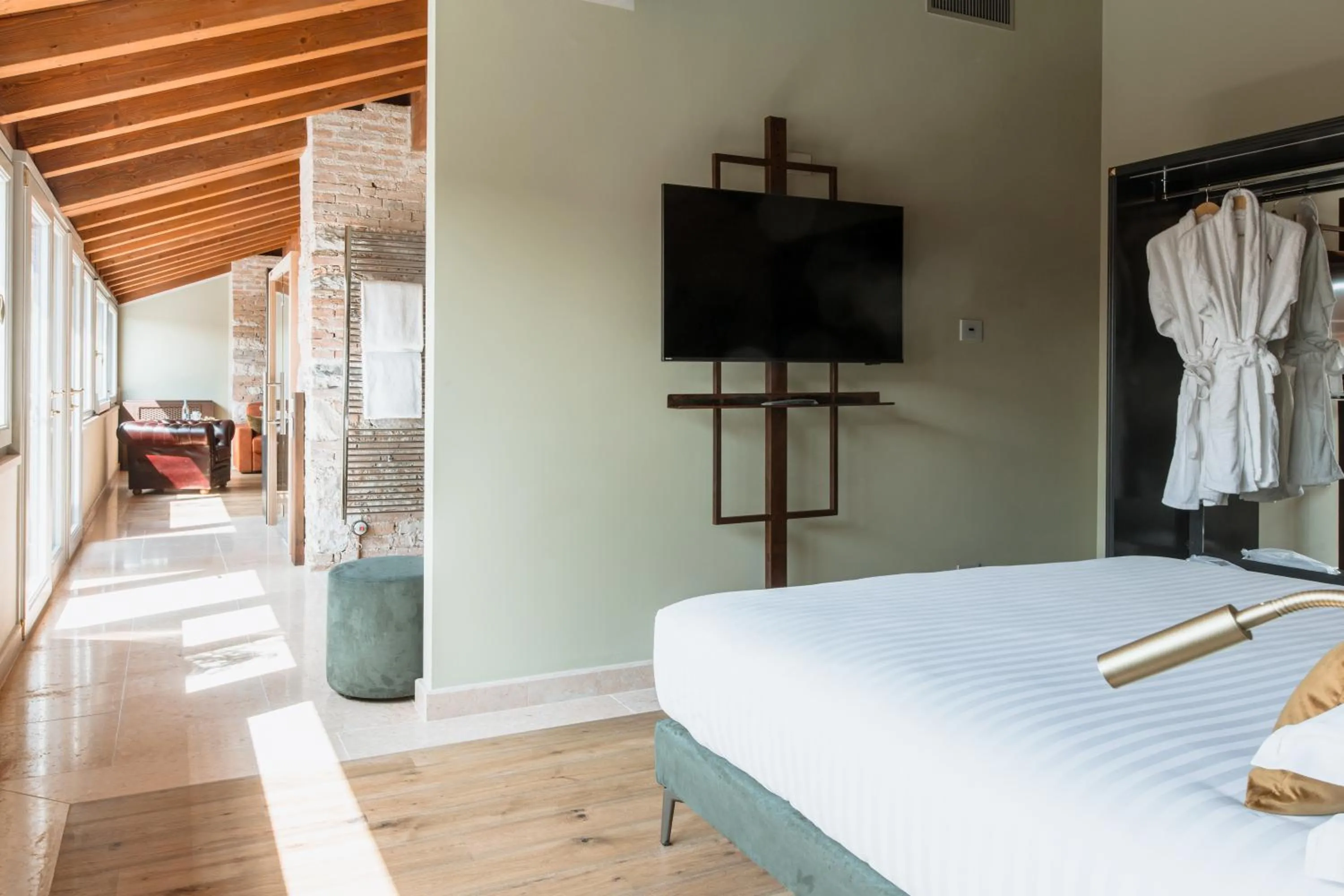 Photo of the whole room, Bed in Pavillon Suite