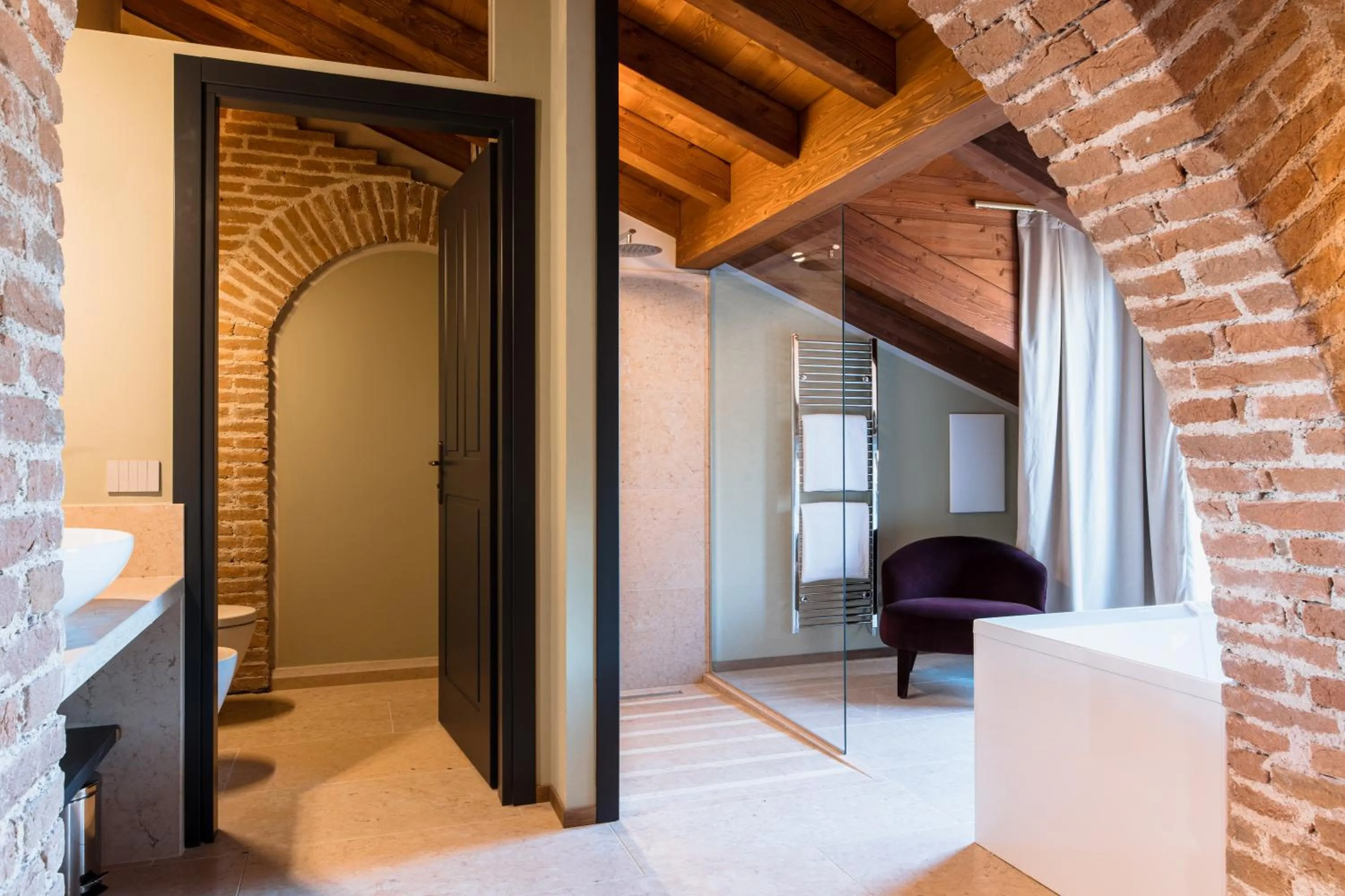 Hot Tub, Bed in Pavillon Suite