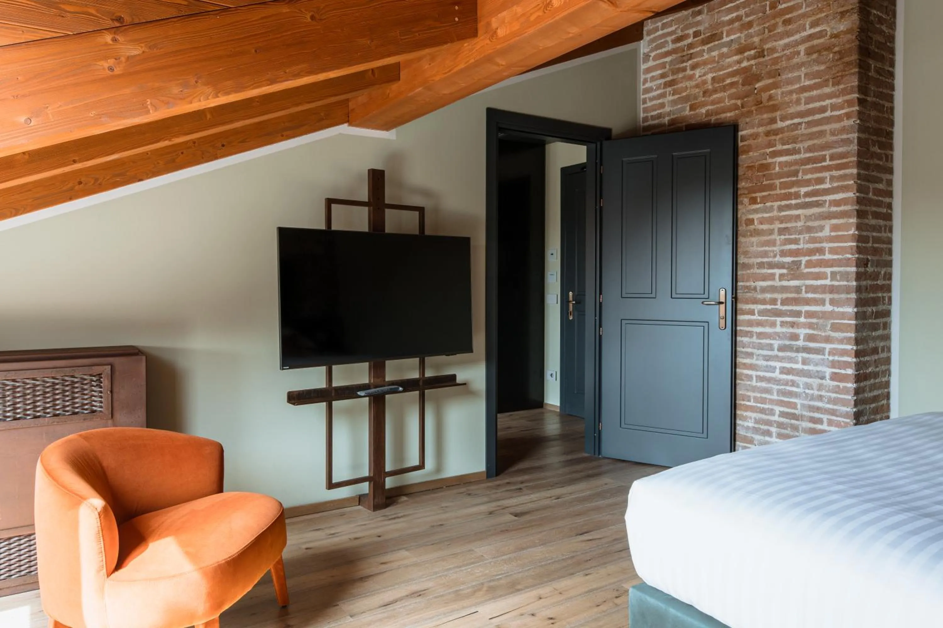 Photo of the whole room, Bed in Pavillon Suite