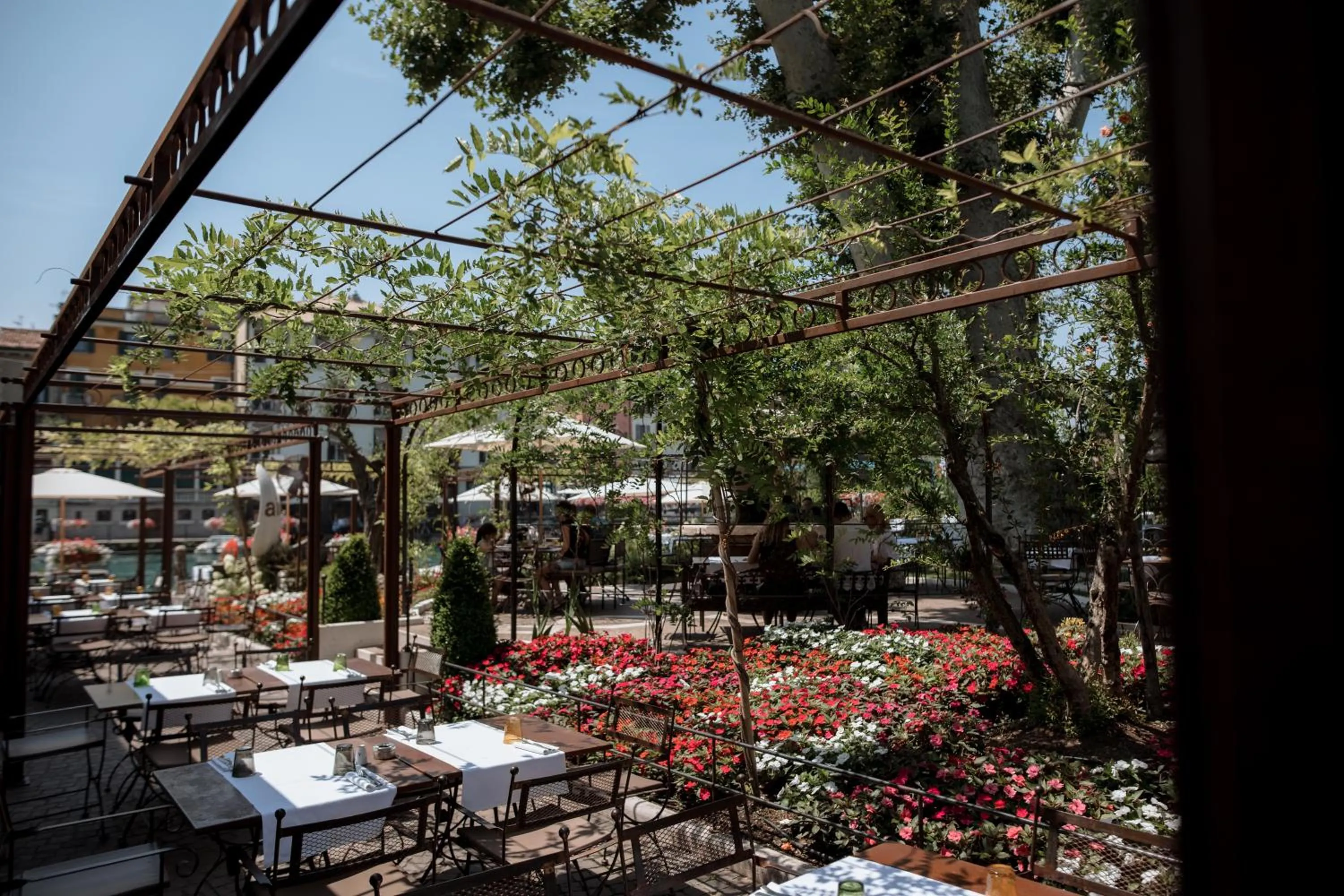 Restaurant/places to eat in Pavillon Suite