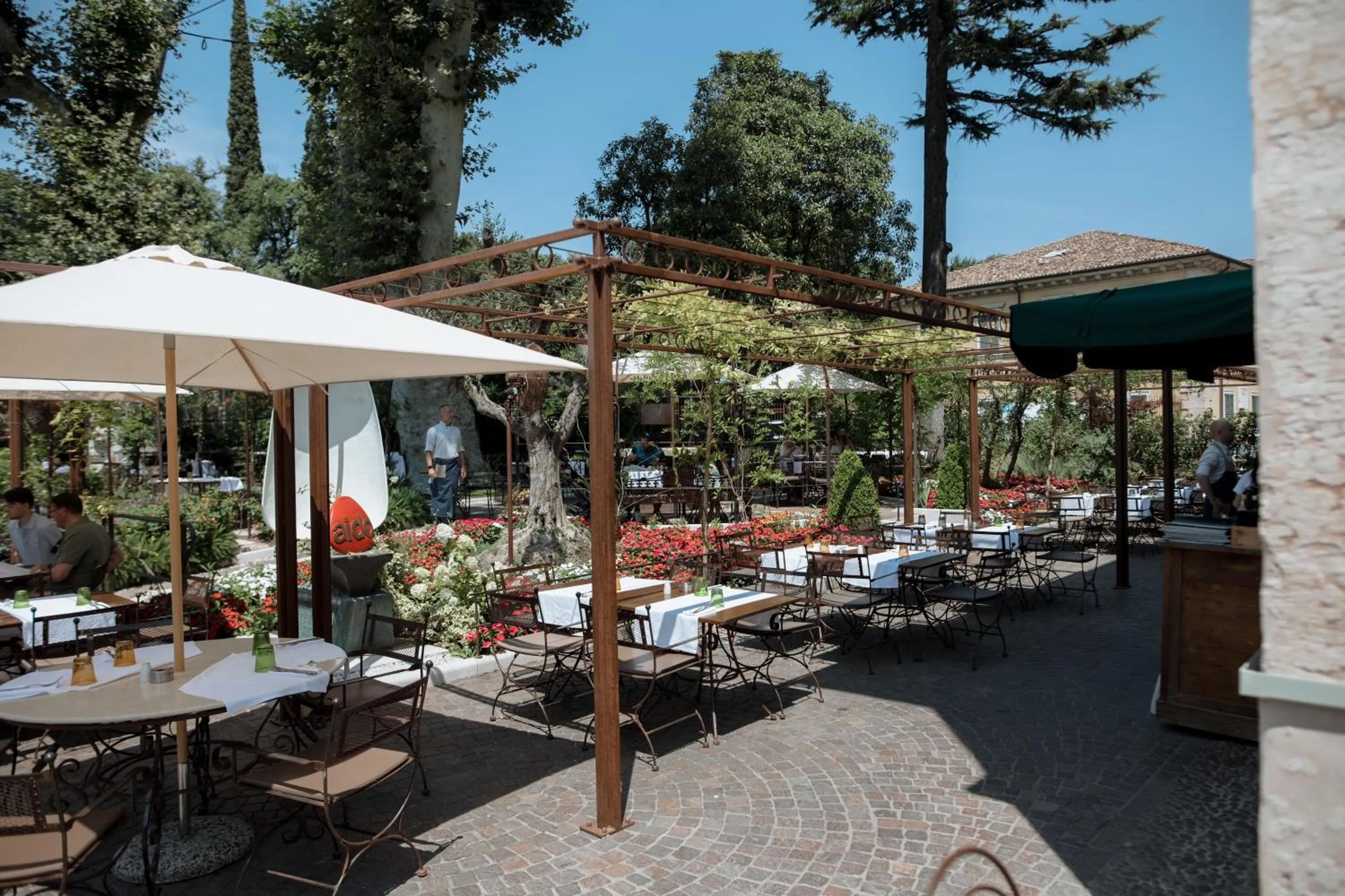 Restaurant/places to eat in Pavillon Suite