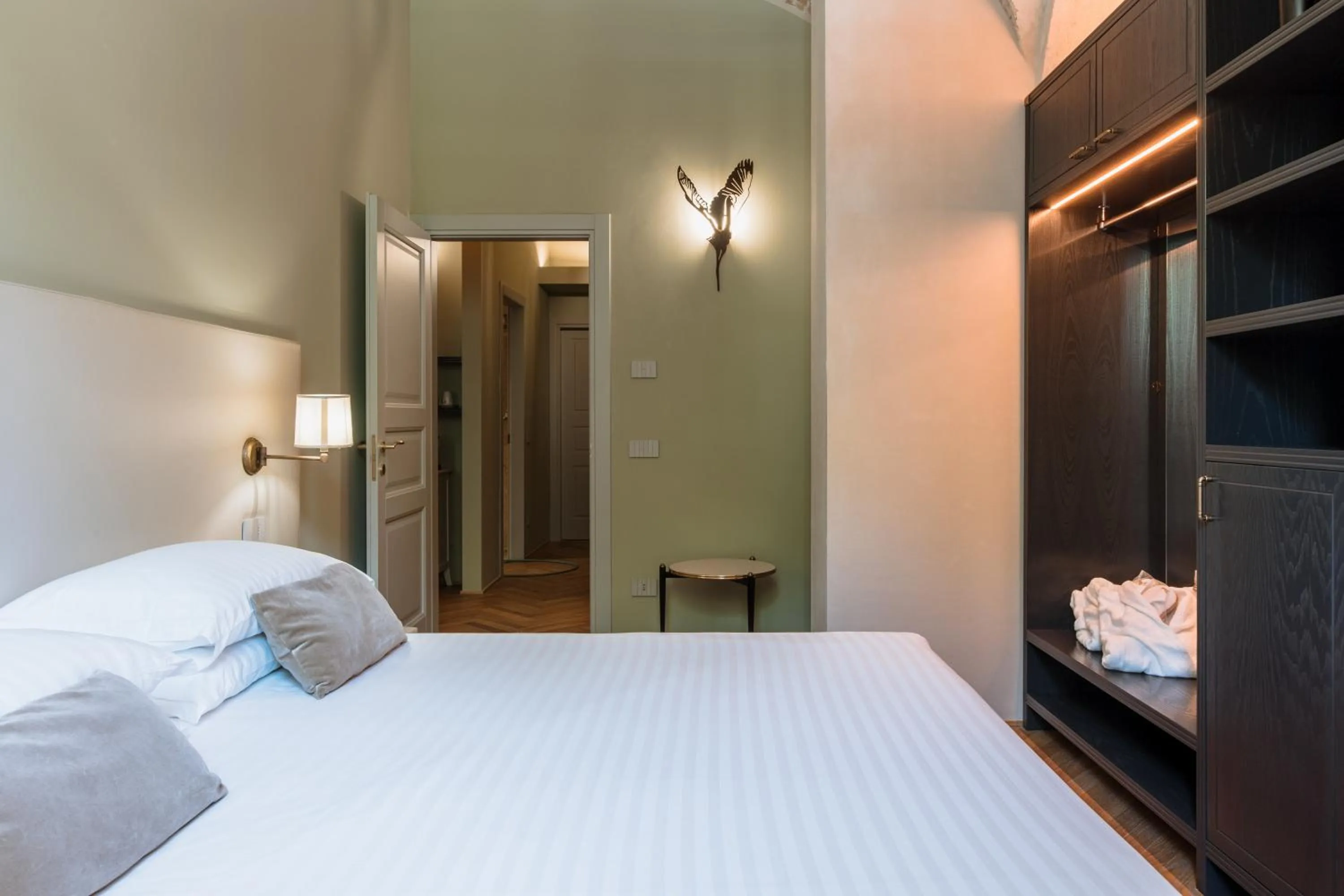 Photo of the whole room, Bed in Pavillon Suite