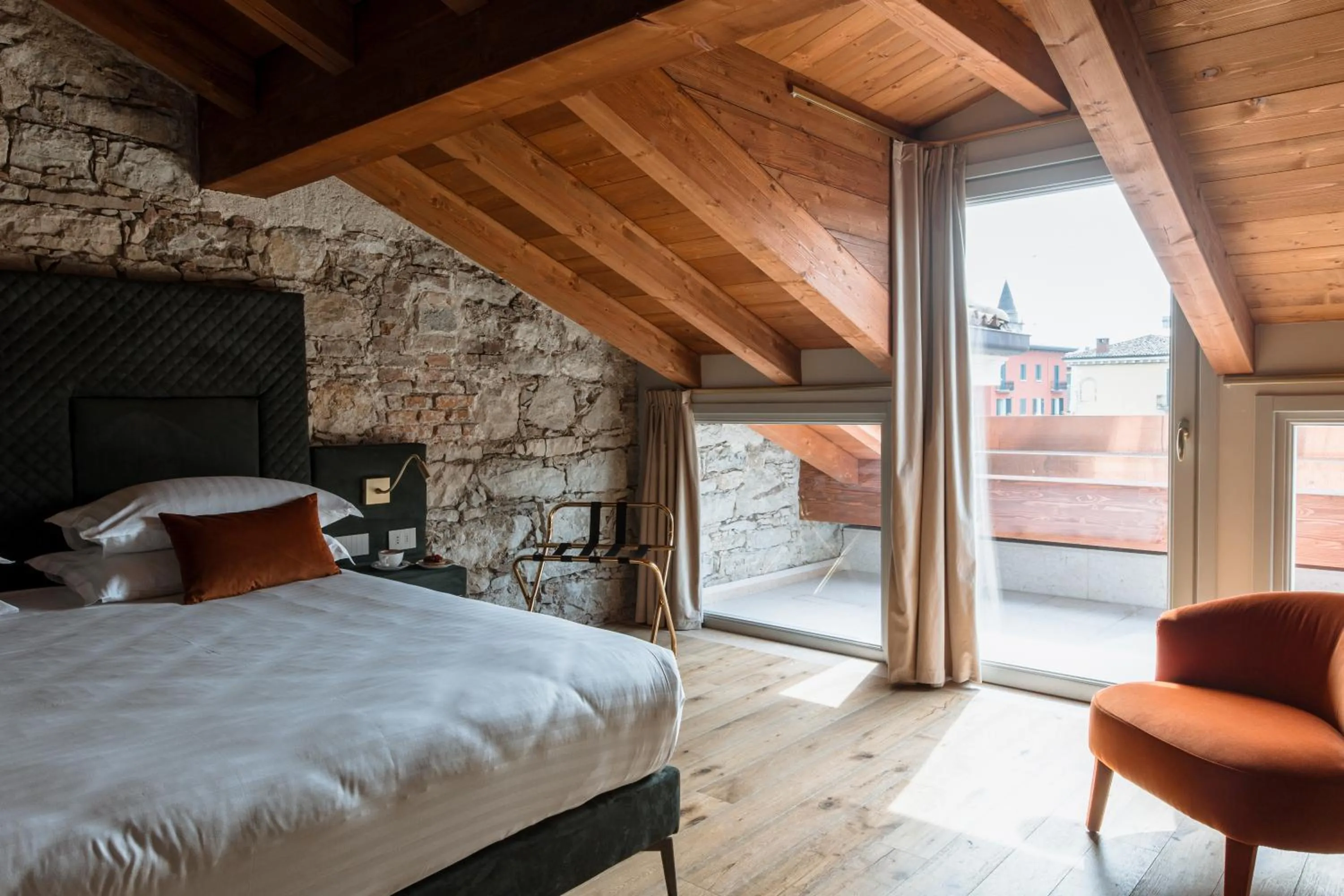 Photo of the whole room, Bed in Pavillon Suite