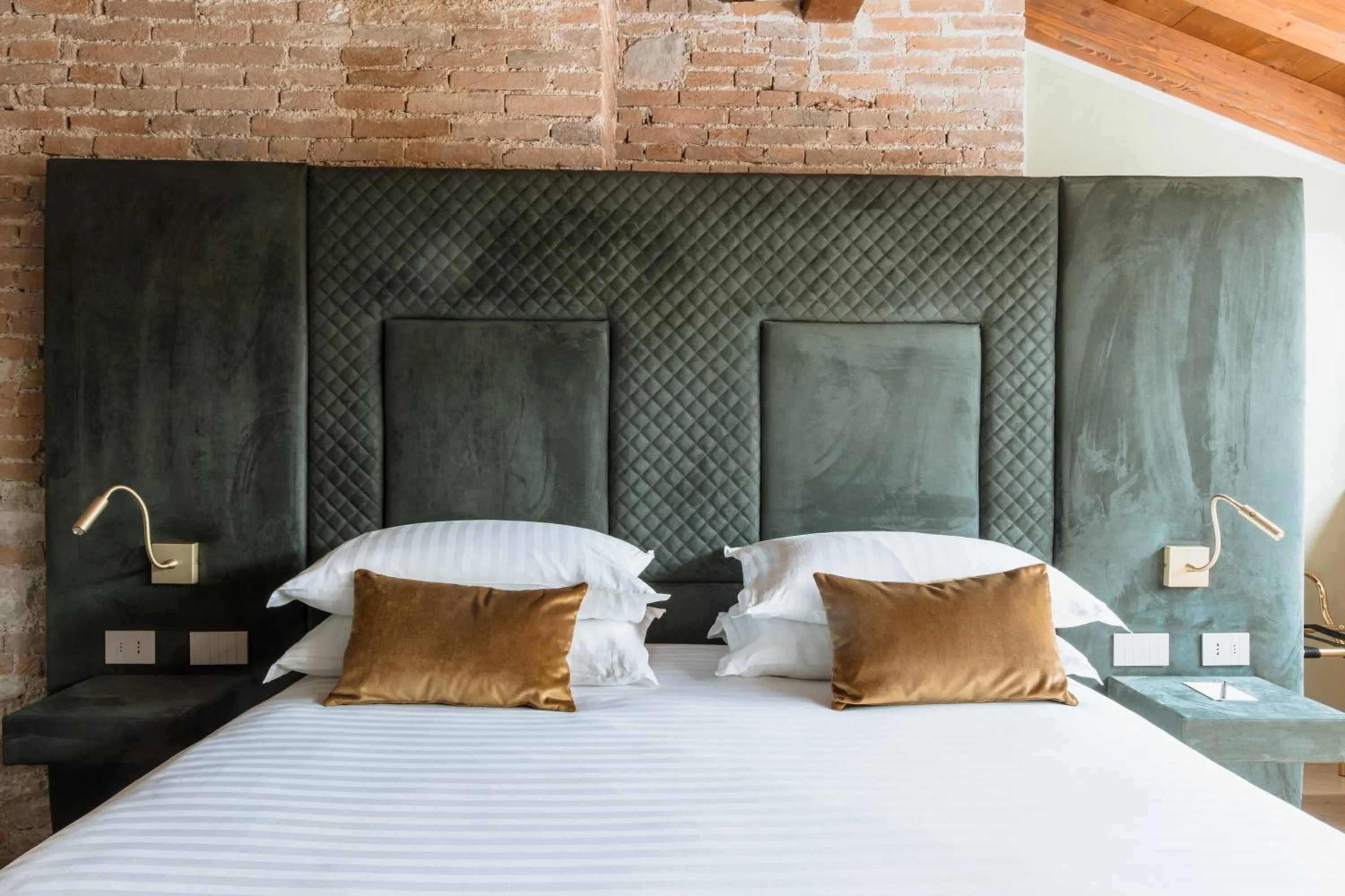 Photo of the whole room, Bed in Pavillon Suite