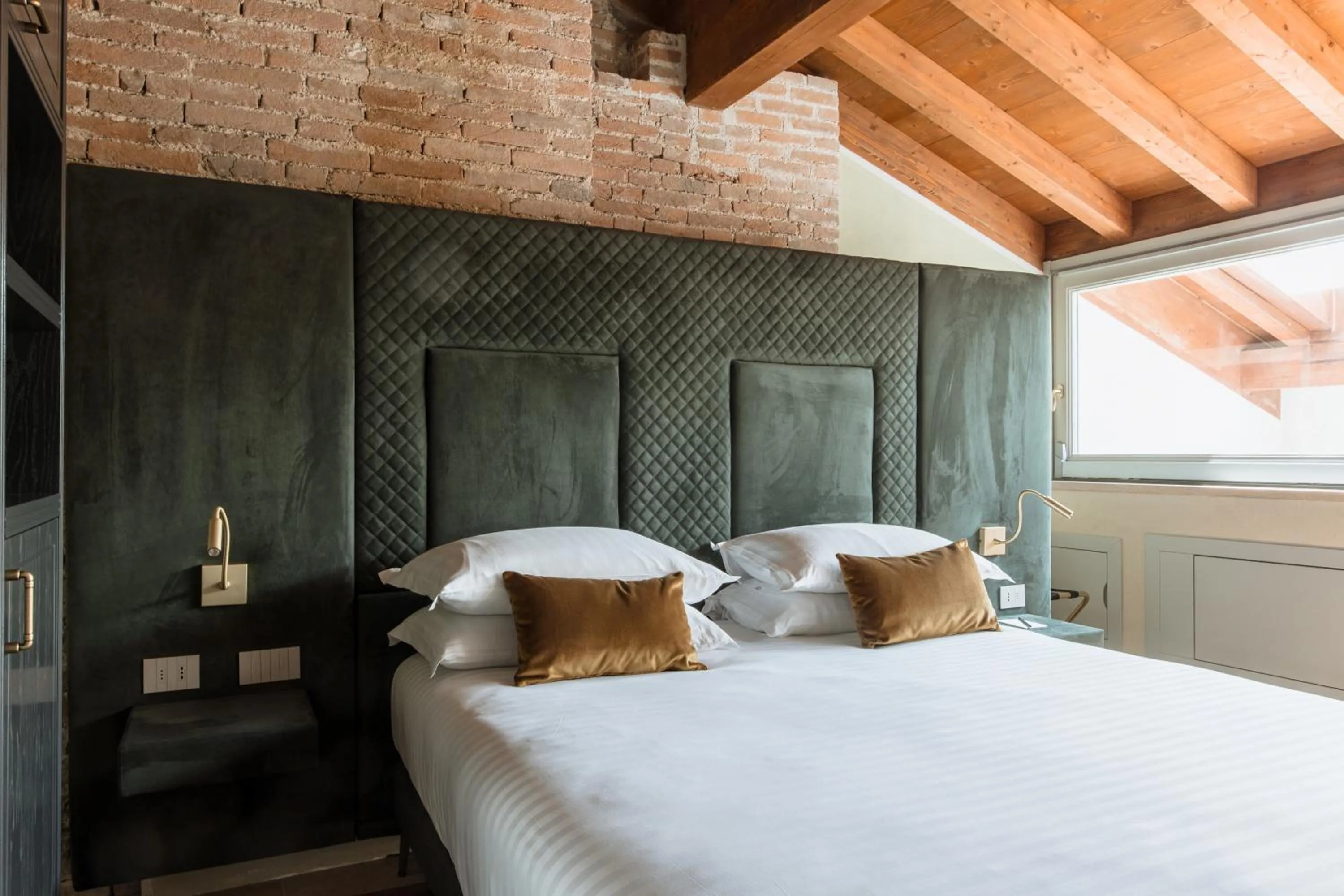 Photo of the whole room, Bed in Pavillon Suite