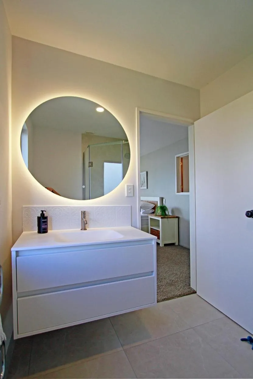 Bathroom, Bed in Tahi Lodge - Matakana Coast