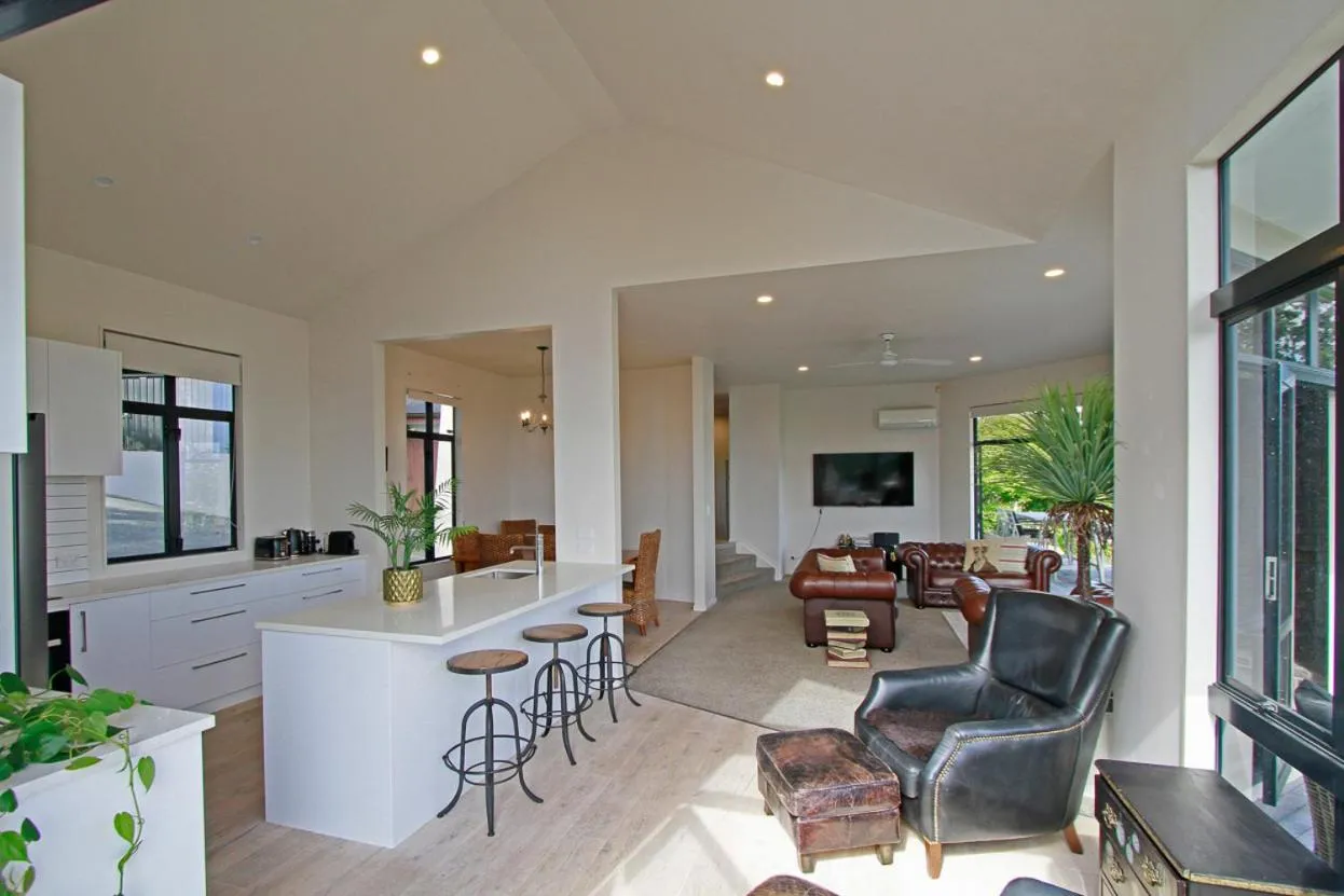 Living room in Tahi Lodge - Matakana Coast
