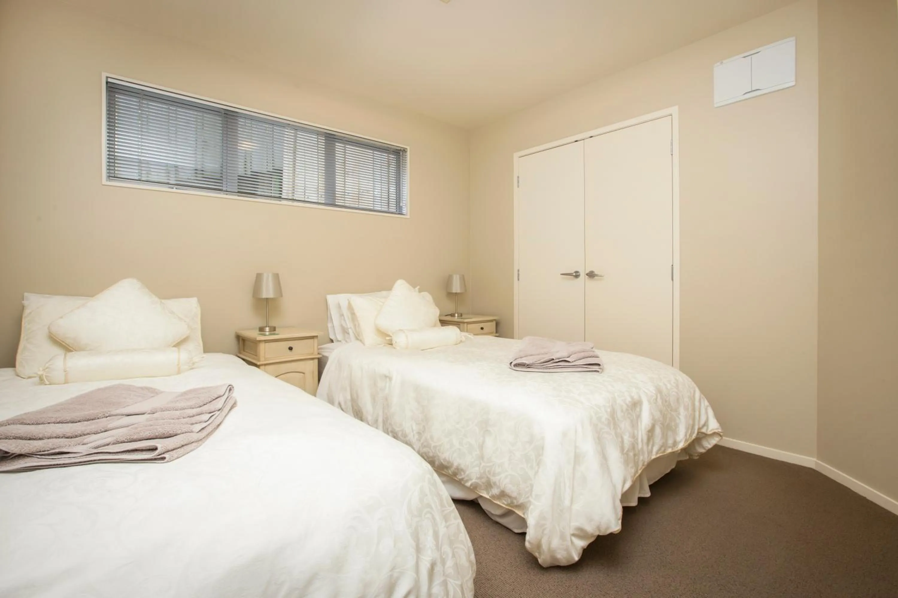 Bed in Tahi Lodge - Matakana Coast