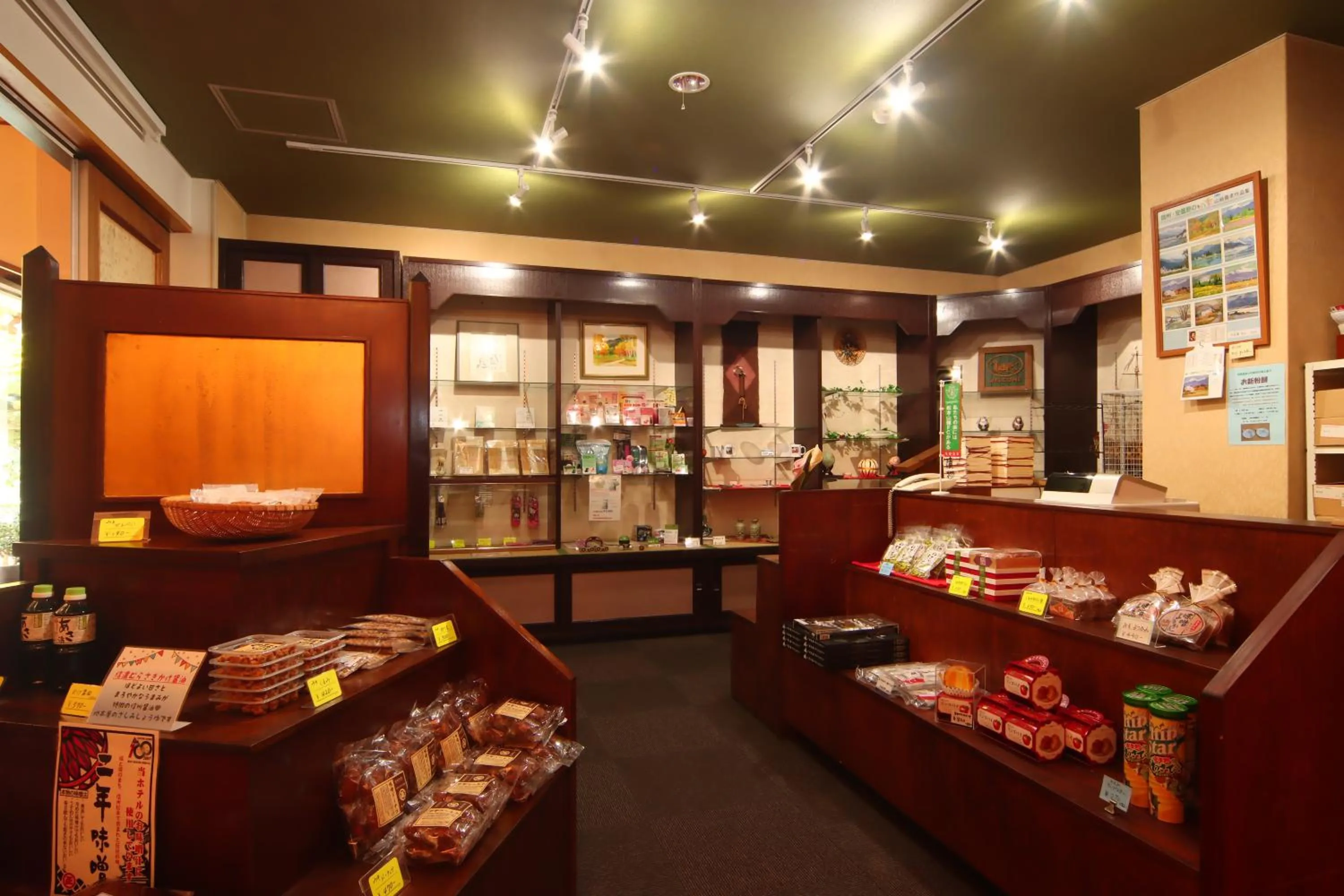 On-site shops in Nishiki-no-Yu Jimotoya