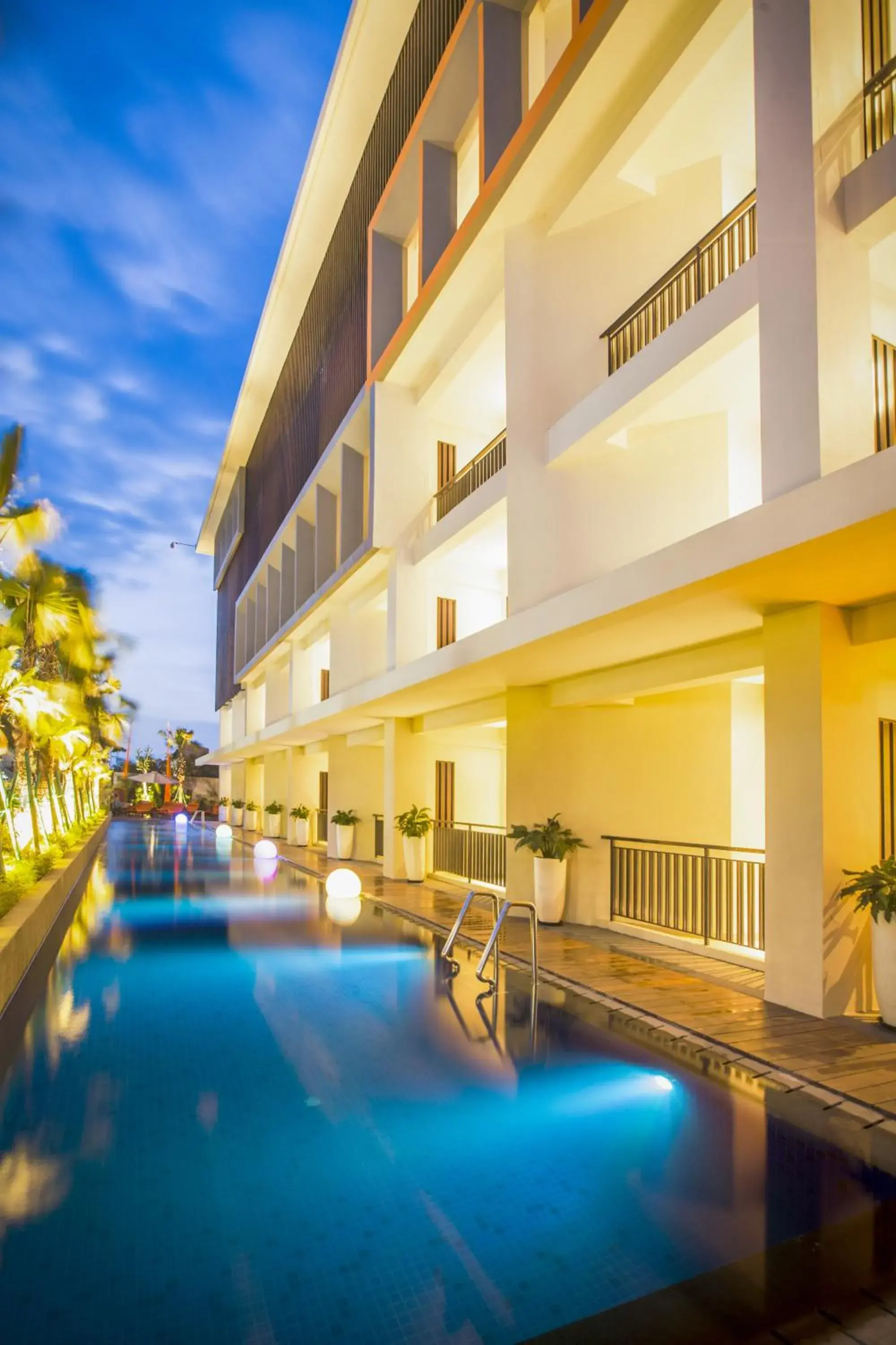 Swimming pool in HARRIS Hotel Seminyak Swimming pool in HARRIS Hotel Seminyak