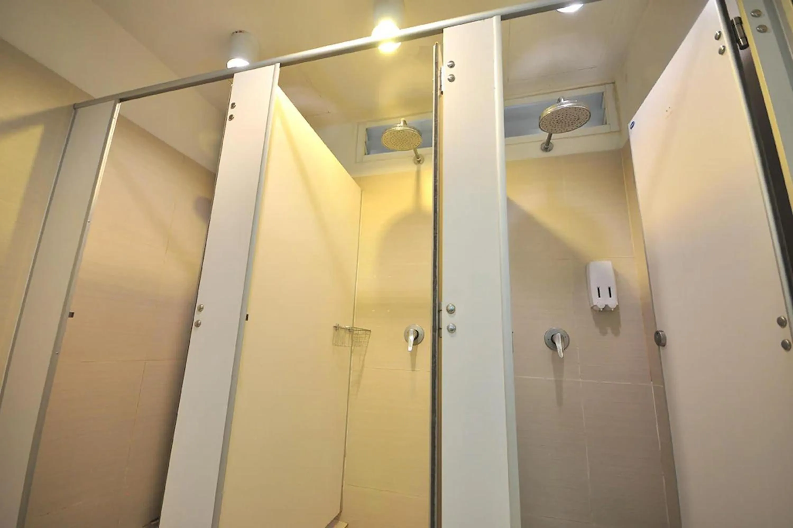 Shower in Qilombo Hostel Silom