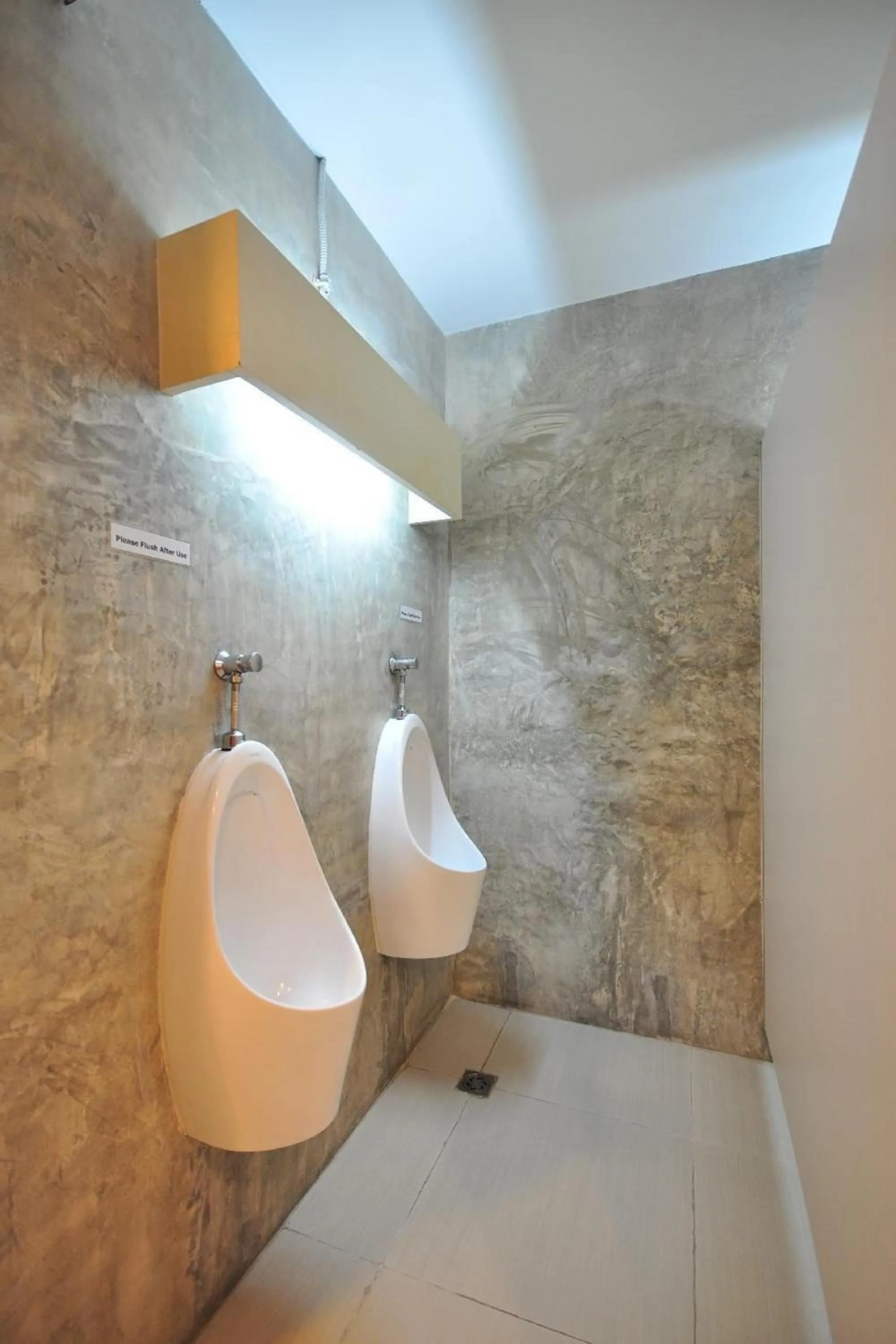 Toilet in Qilombo Hostel Silom