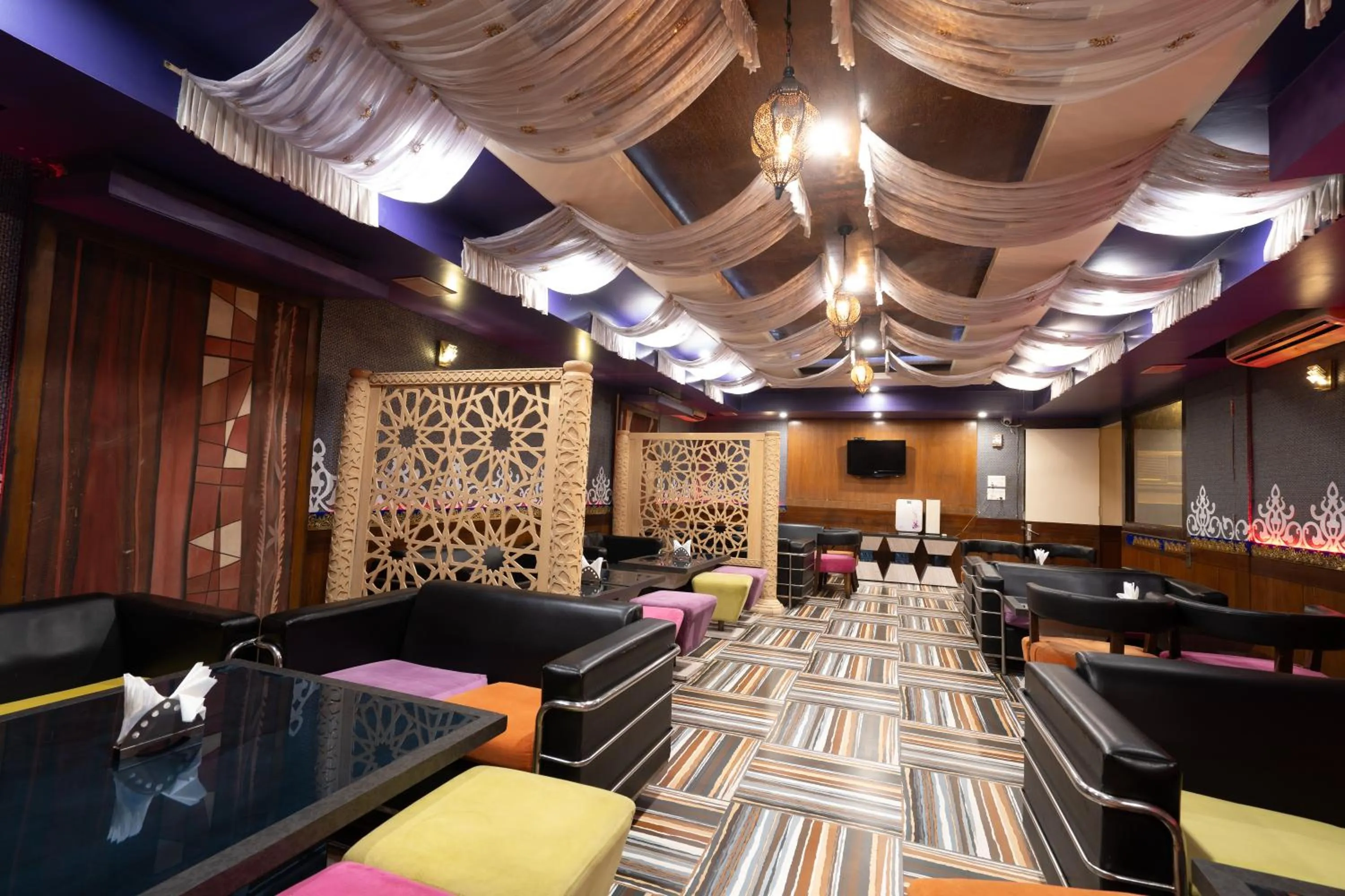 Restaurant/places to eat in Hotel Celebration