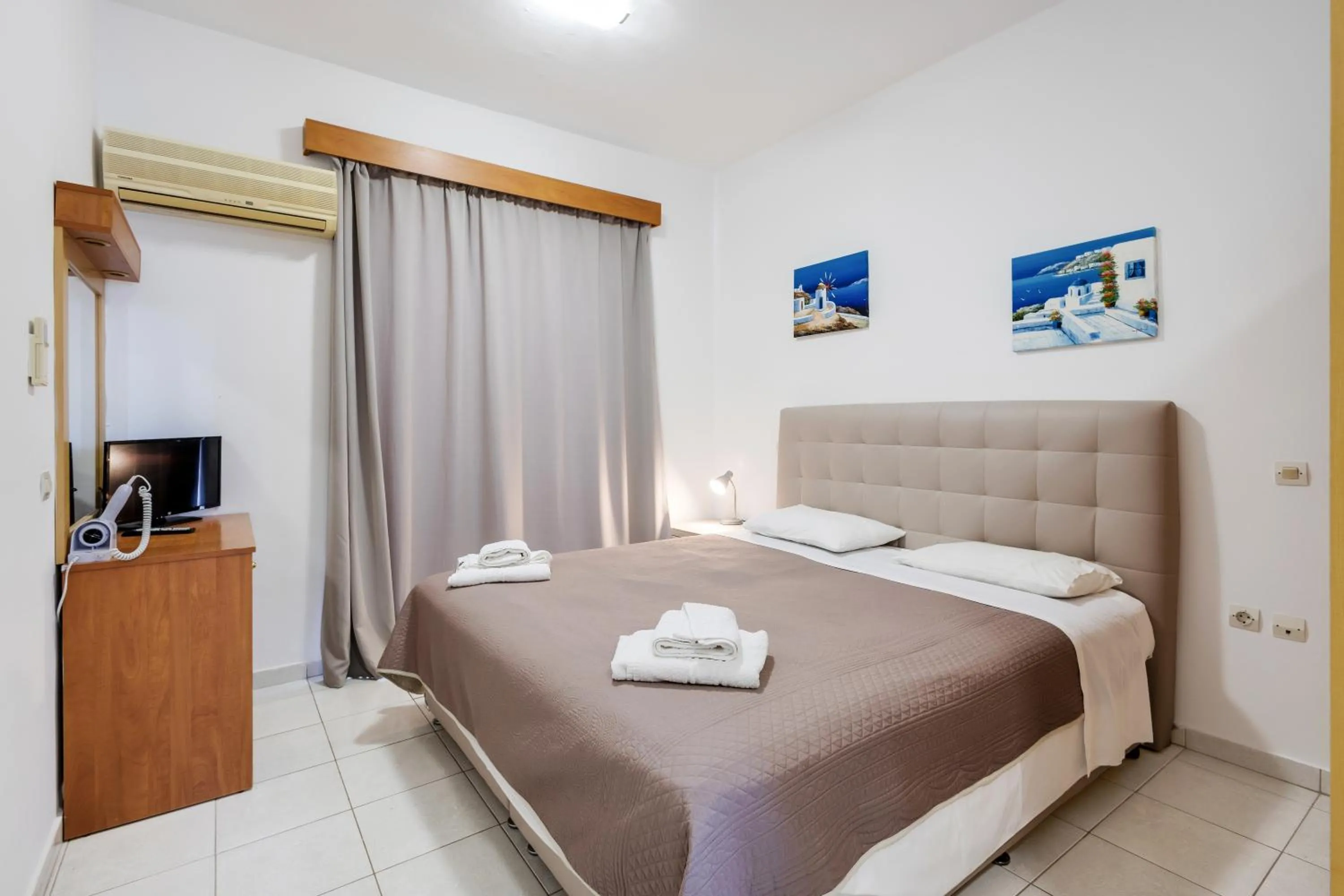 Bed in Johnhara Studios & Apartments
