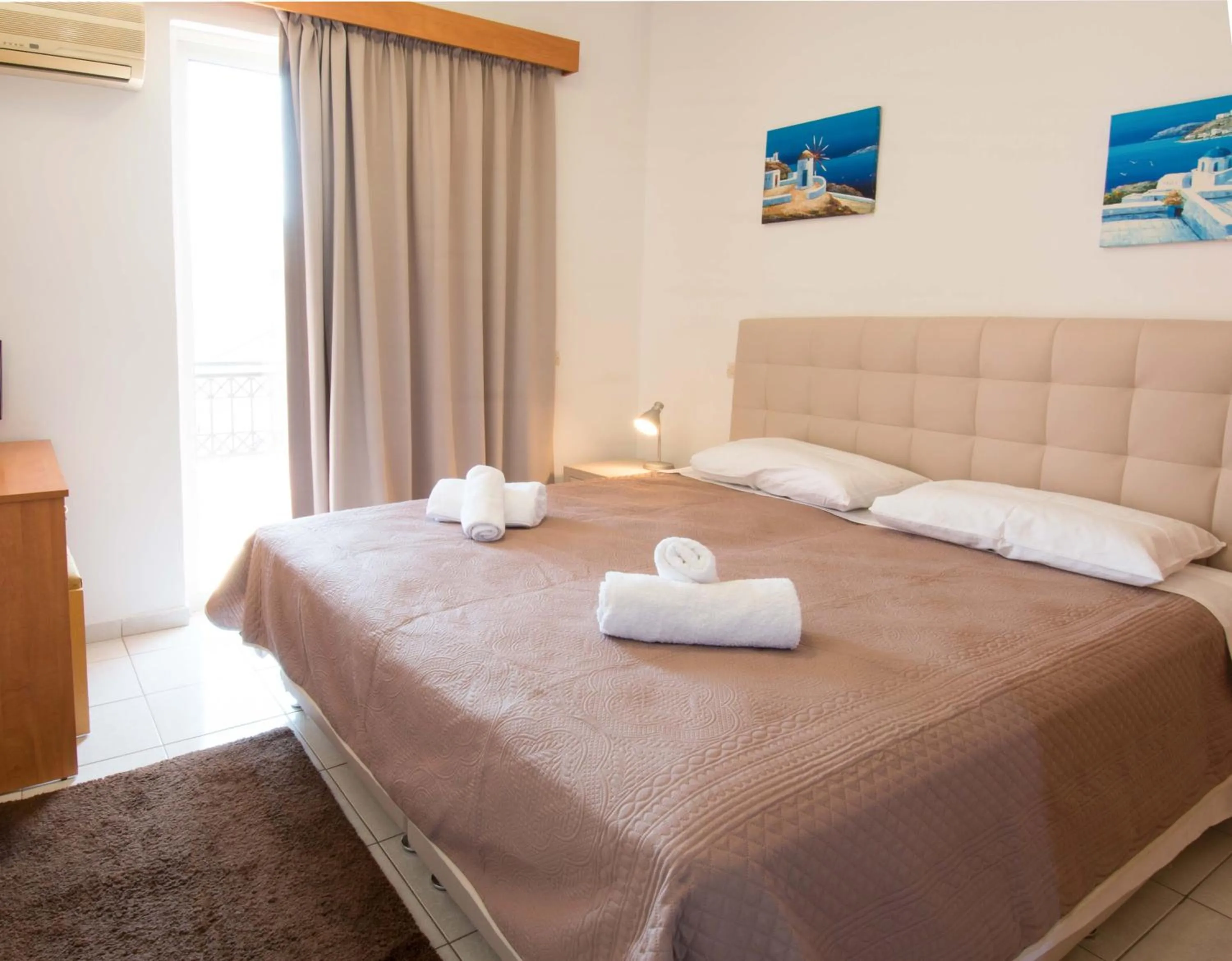 Bed in Johnhara Studios & Apartments