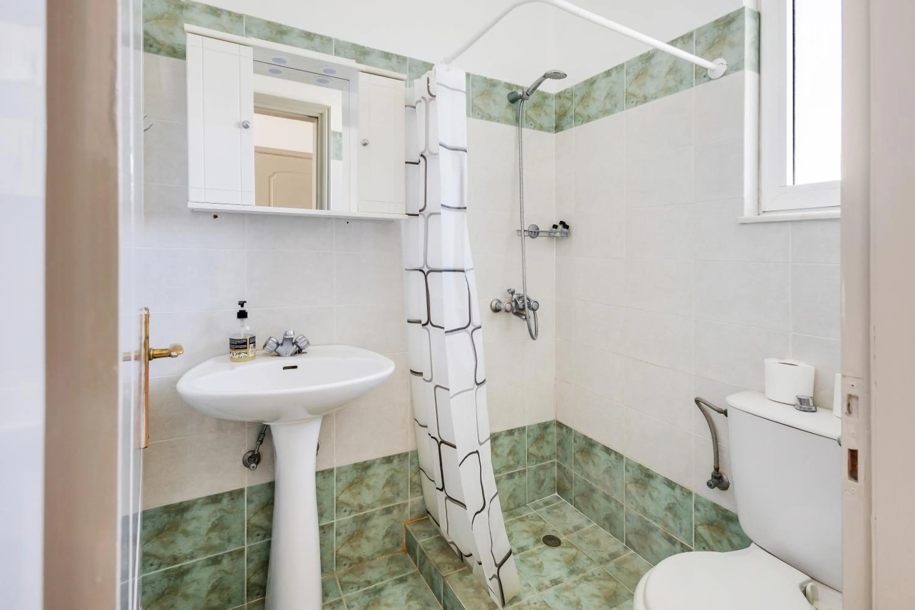 Shower in Johnhara Studios & Apartments