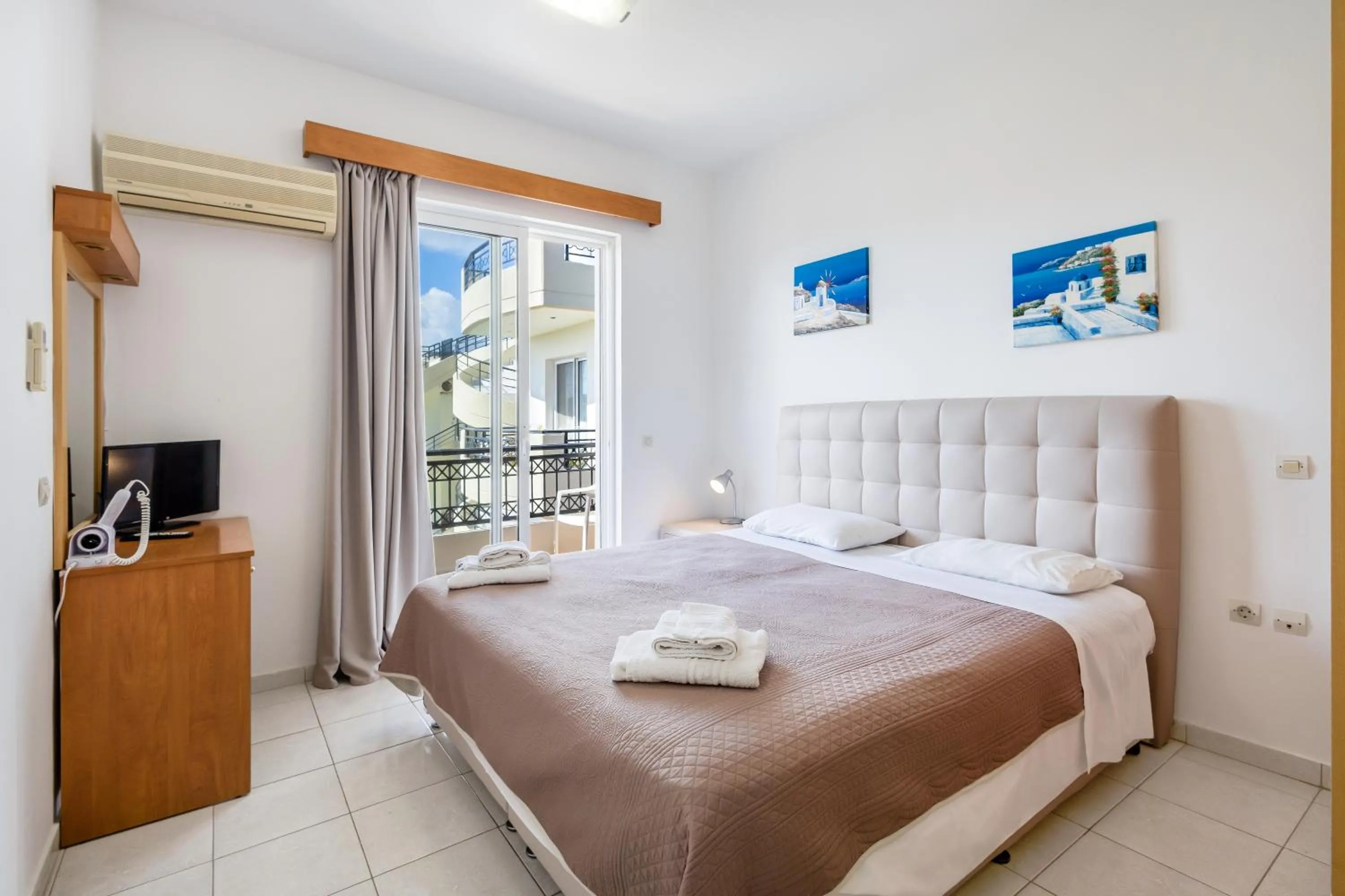 Bed in Johnhara Studios & Apartments