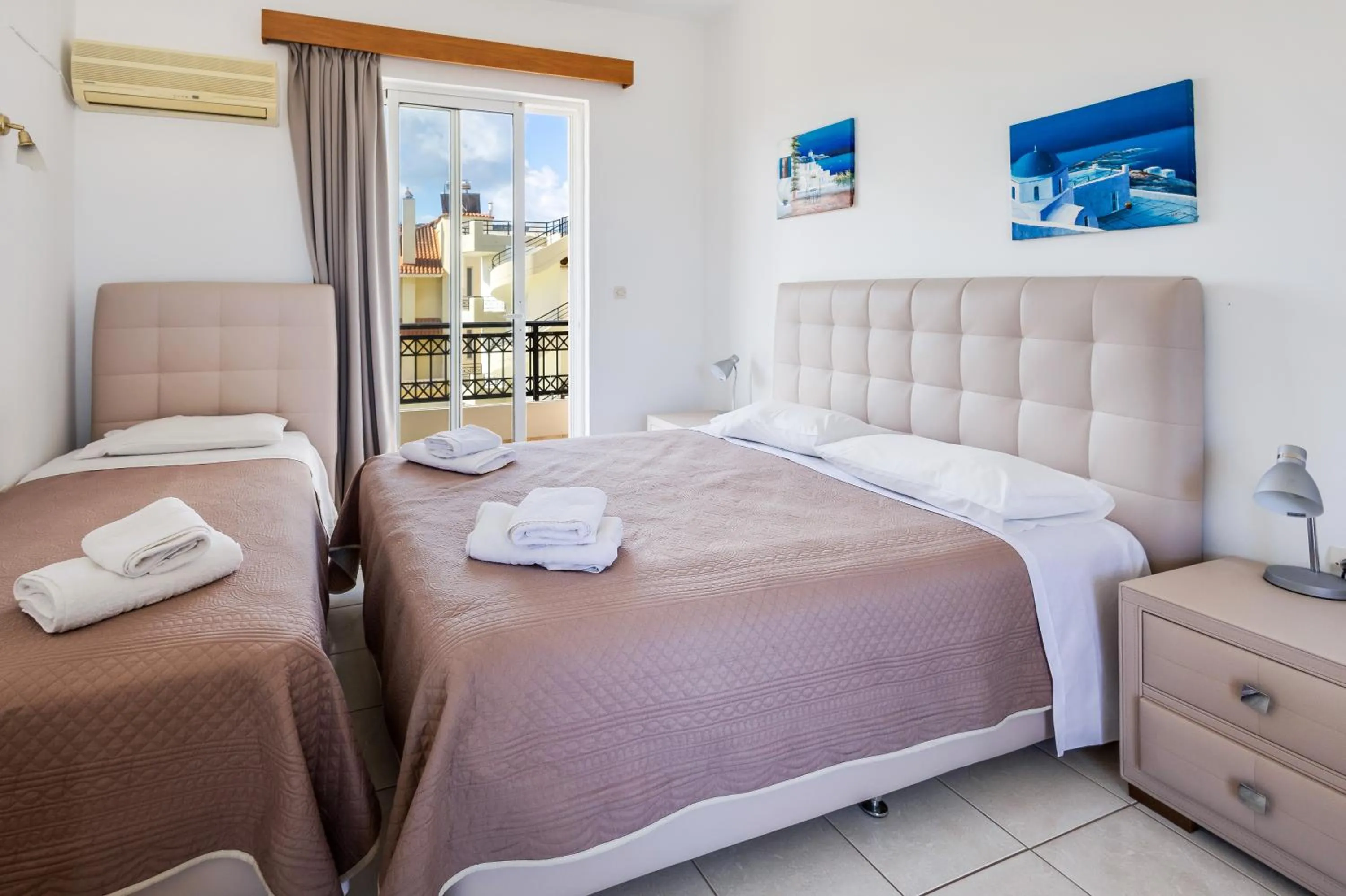 Bed in Johnhara Studios & Apartments