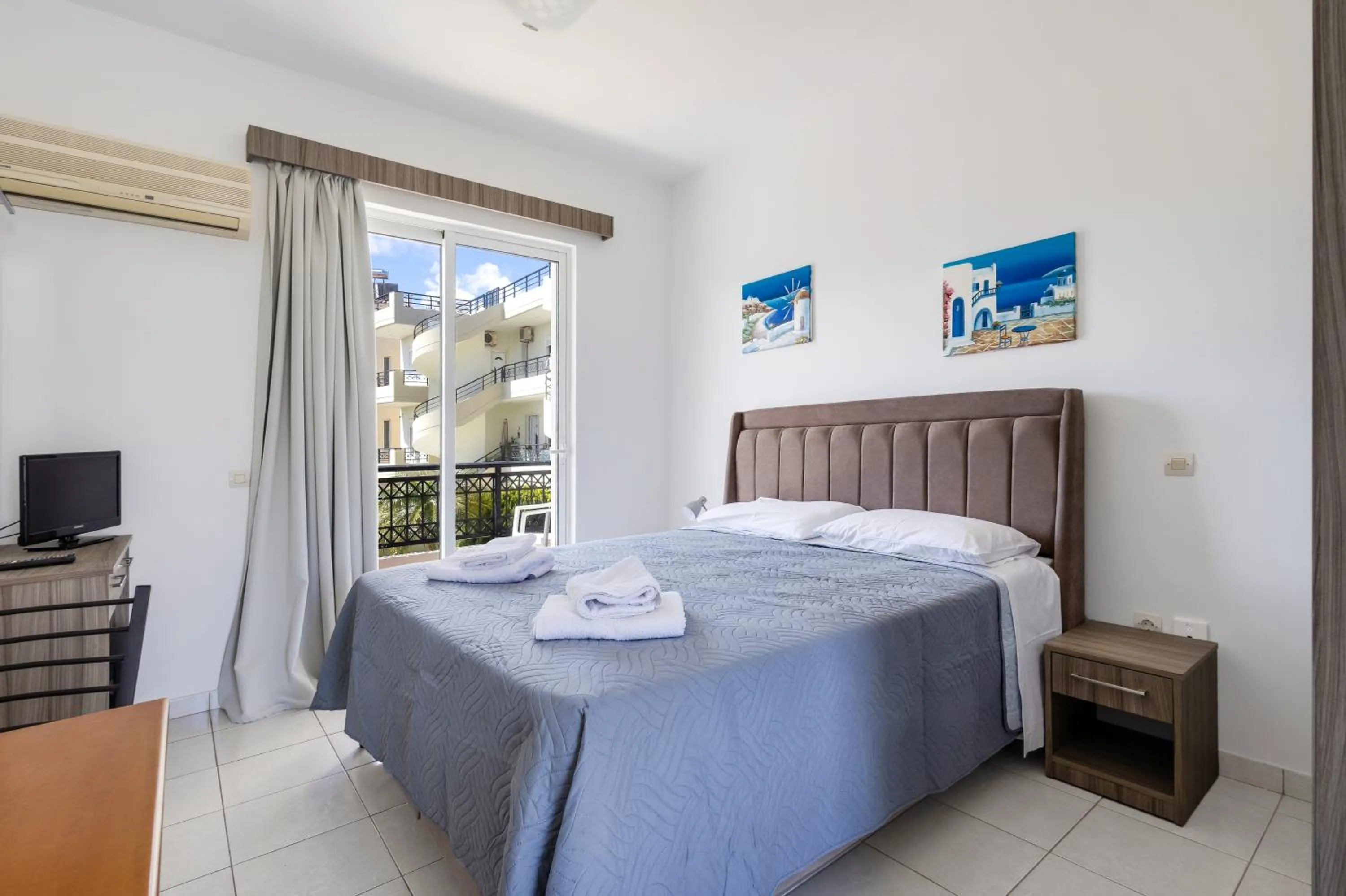 Bed in Johnhara Studios & Apartments