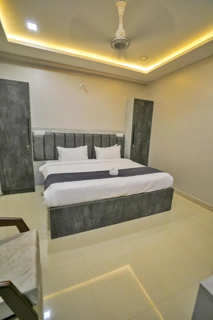 Bed in Hotel Ceasta, Beside US Consulate Hyderabad, Gachibowli