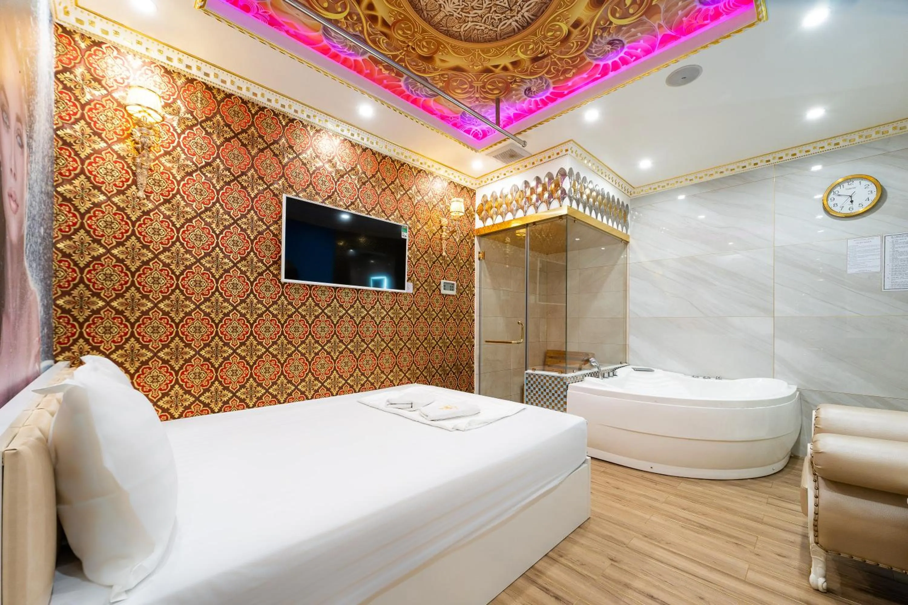 Shower, Bed in Townhouse Cuong Thanh 3 Hotel