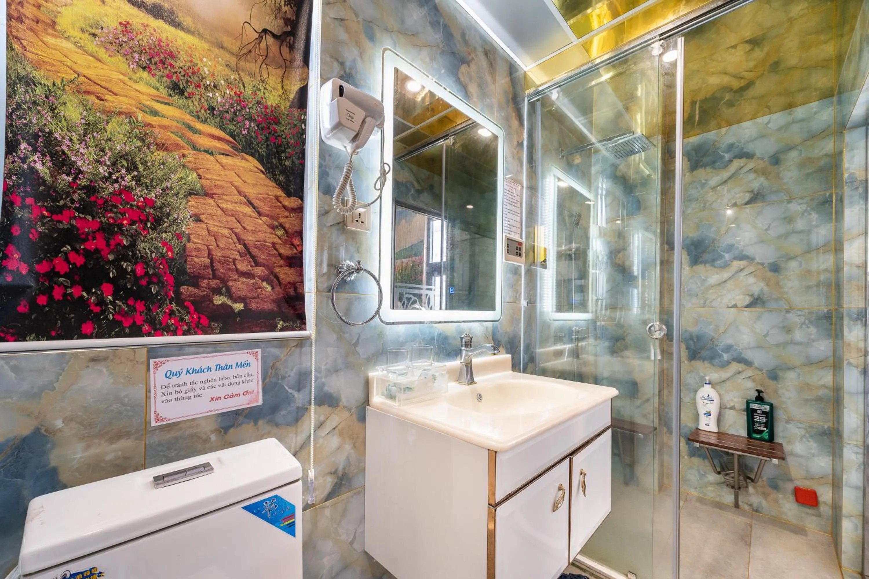 Bathroom in Townhouse Cuong Thanh 3 Hotel