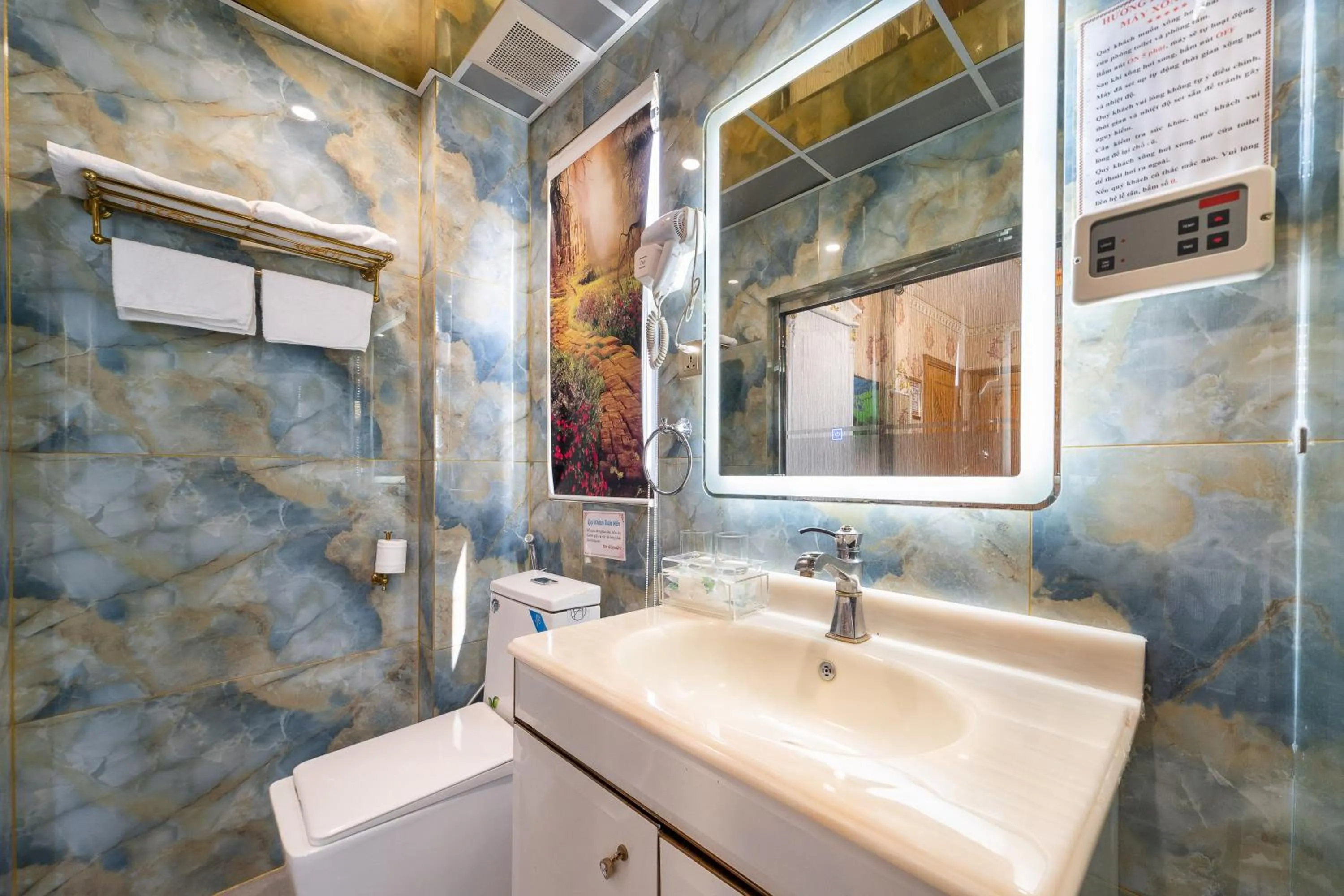 Bathroom in Townhouse Cuong Thanh 3 Hotel